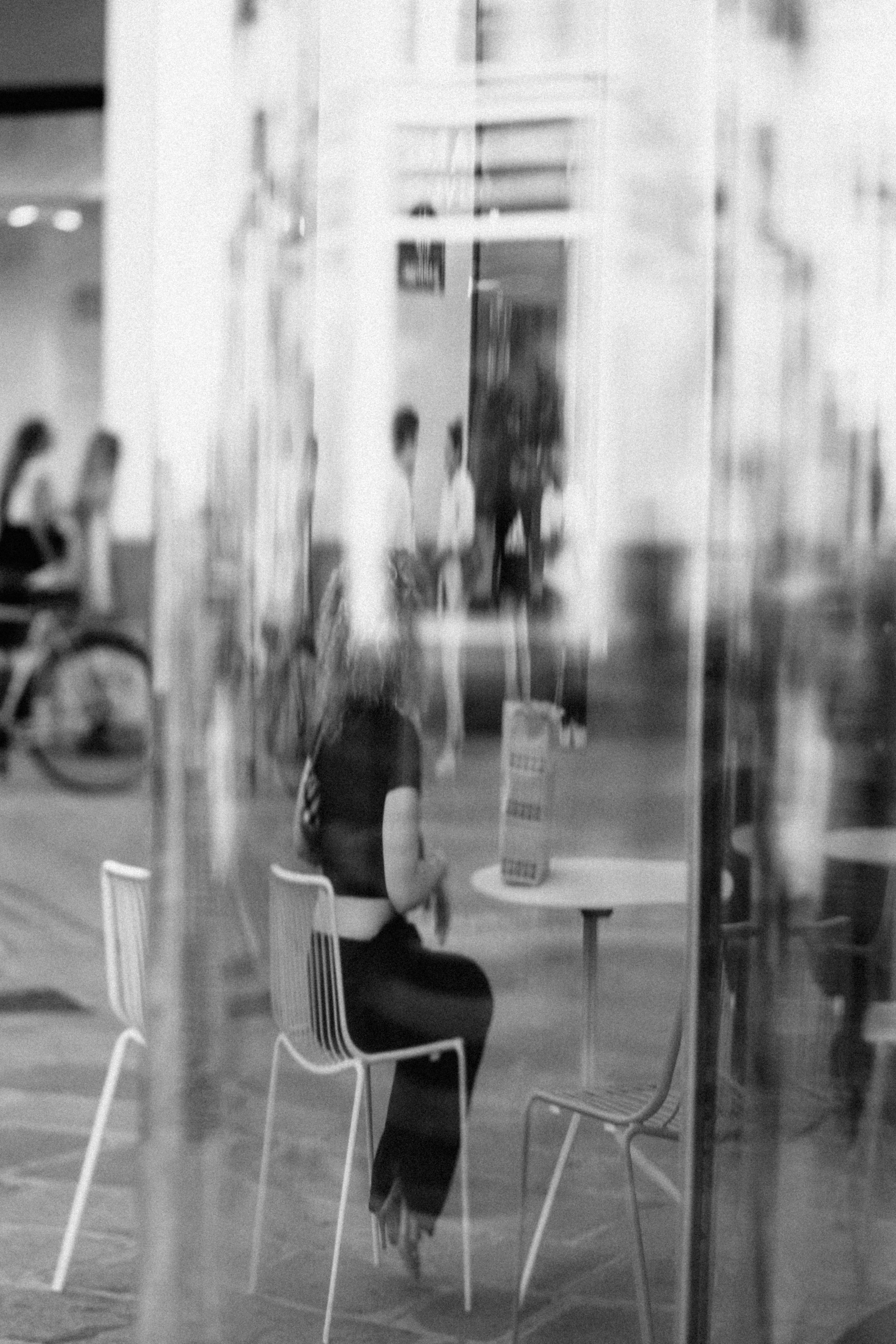 en person der sidder ved et bord