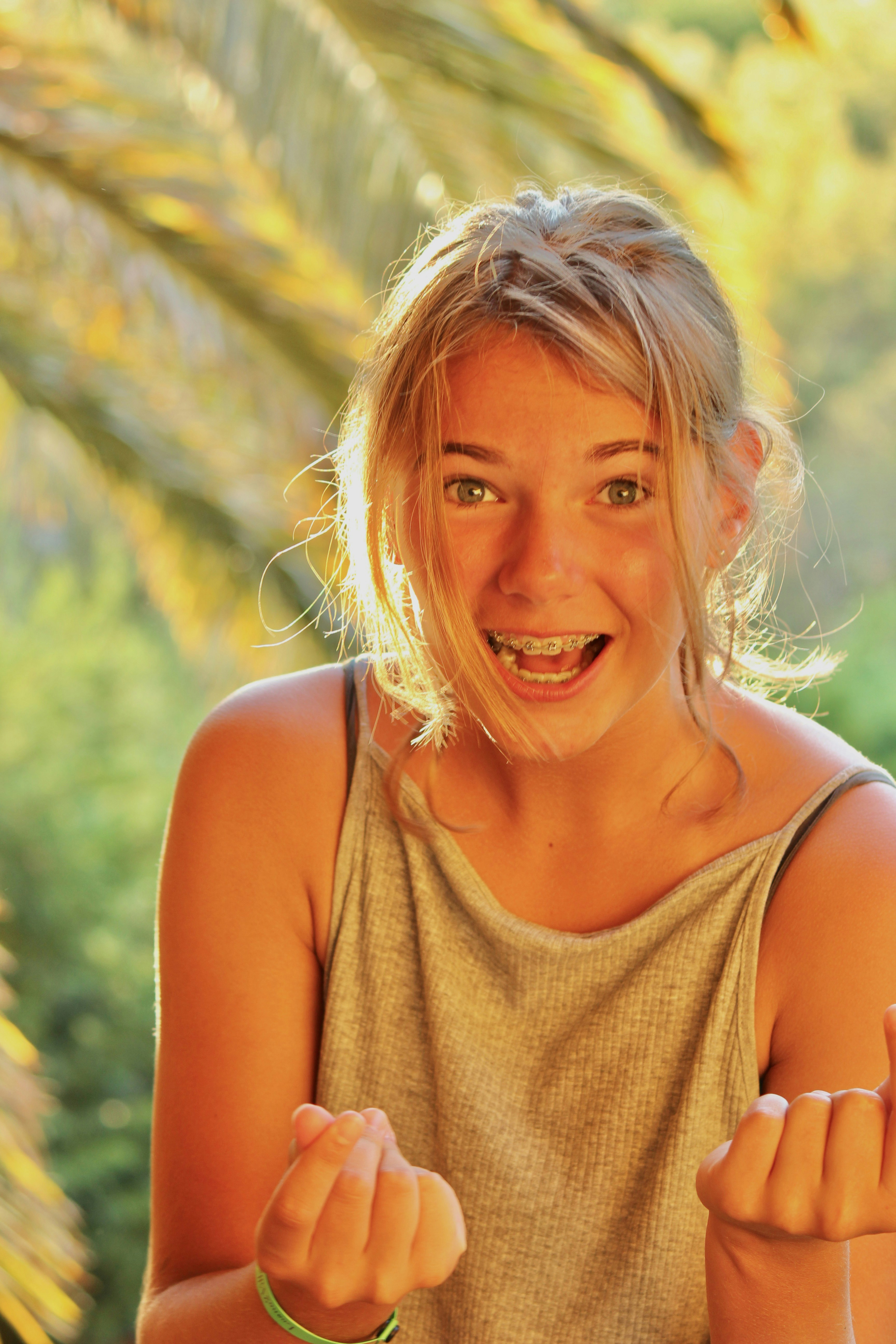 Une femme aux cheveux blonds