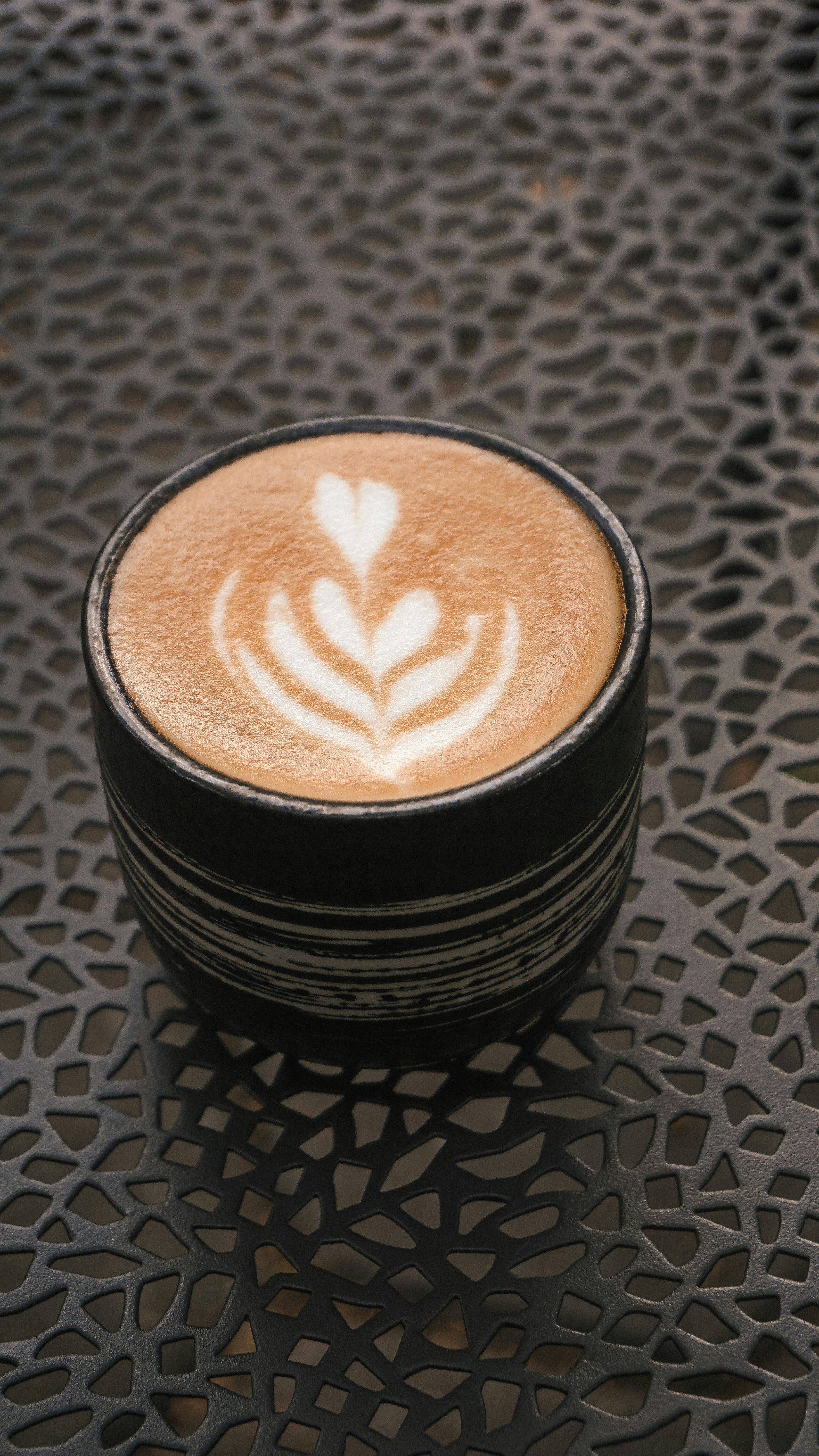 テーブルの上のコーヒーカップ