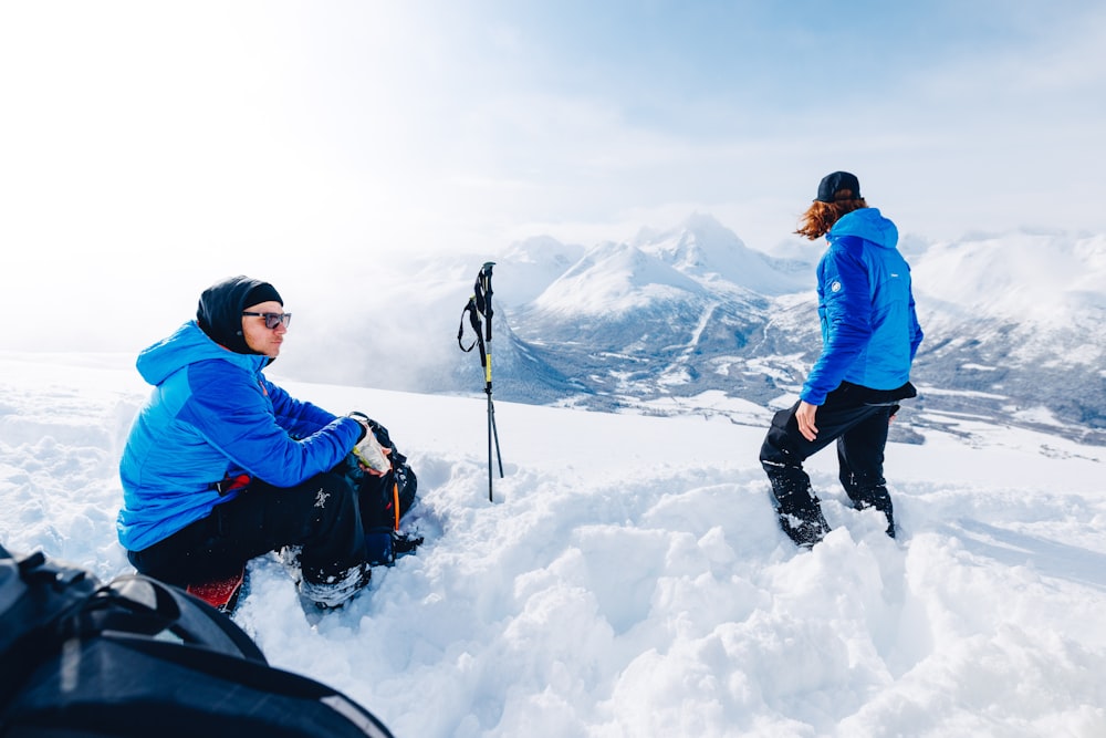 um par de pessoas em uma montanha nevada