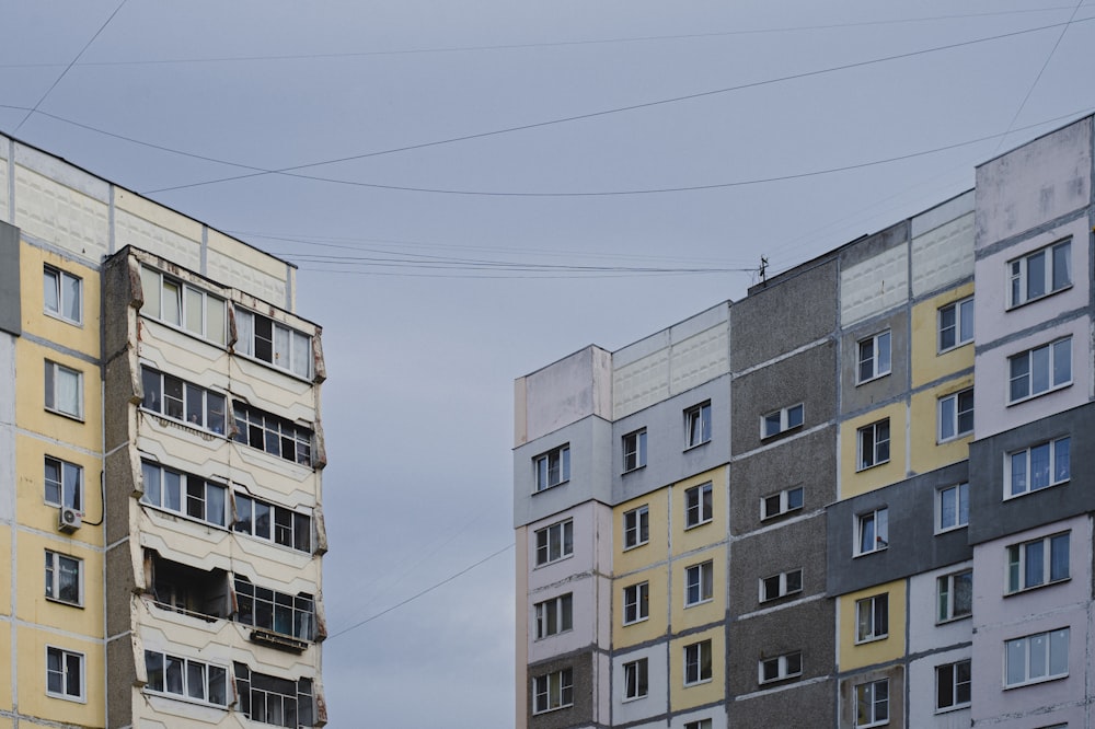 Un grupo de edificios