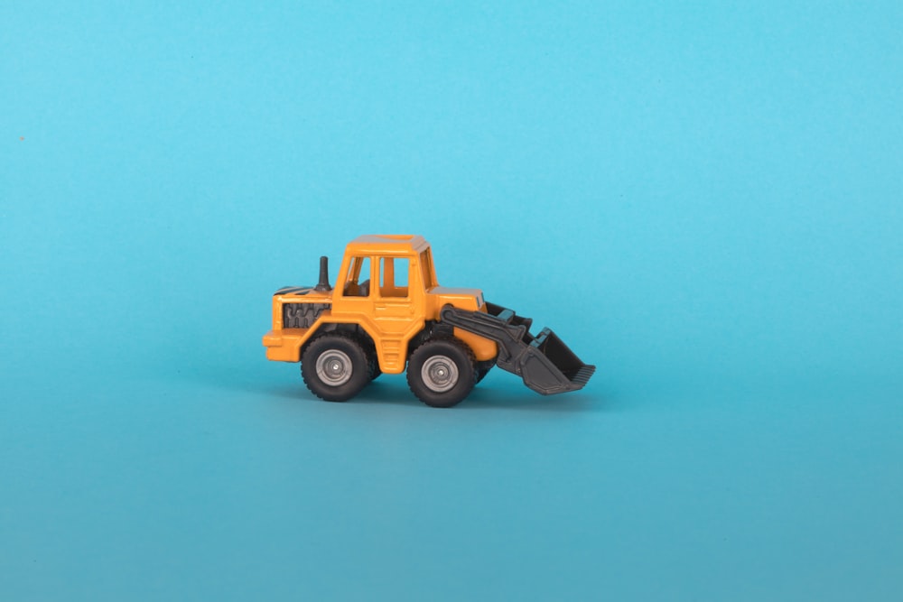 um caminhão de brinquedo em um fundo azul