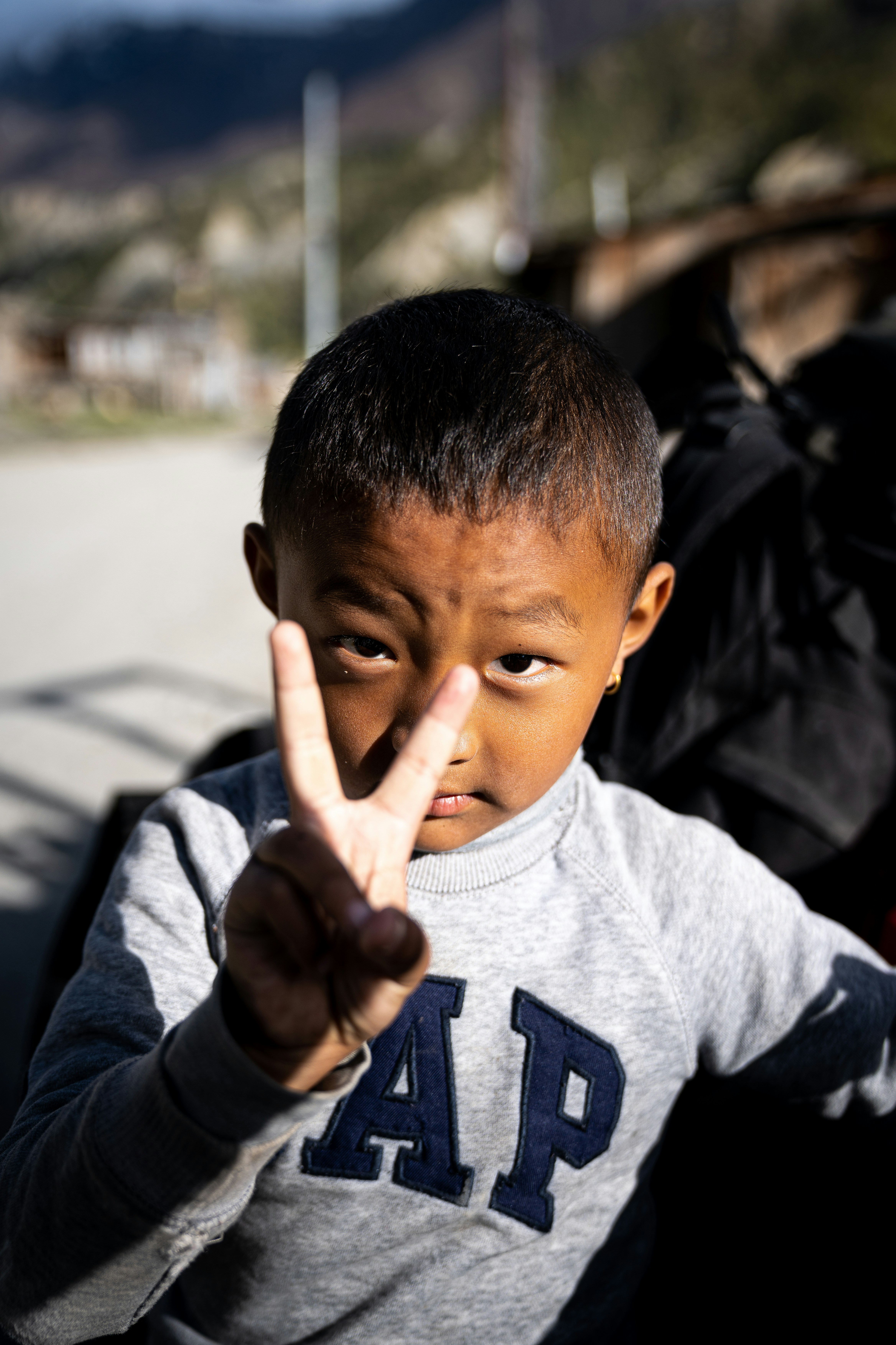 A boy holding his hand up photo – Free Annapurna Image on Unsplash