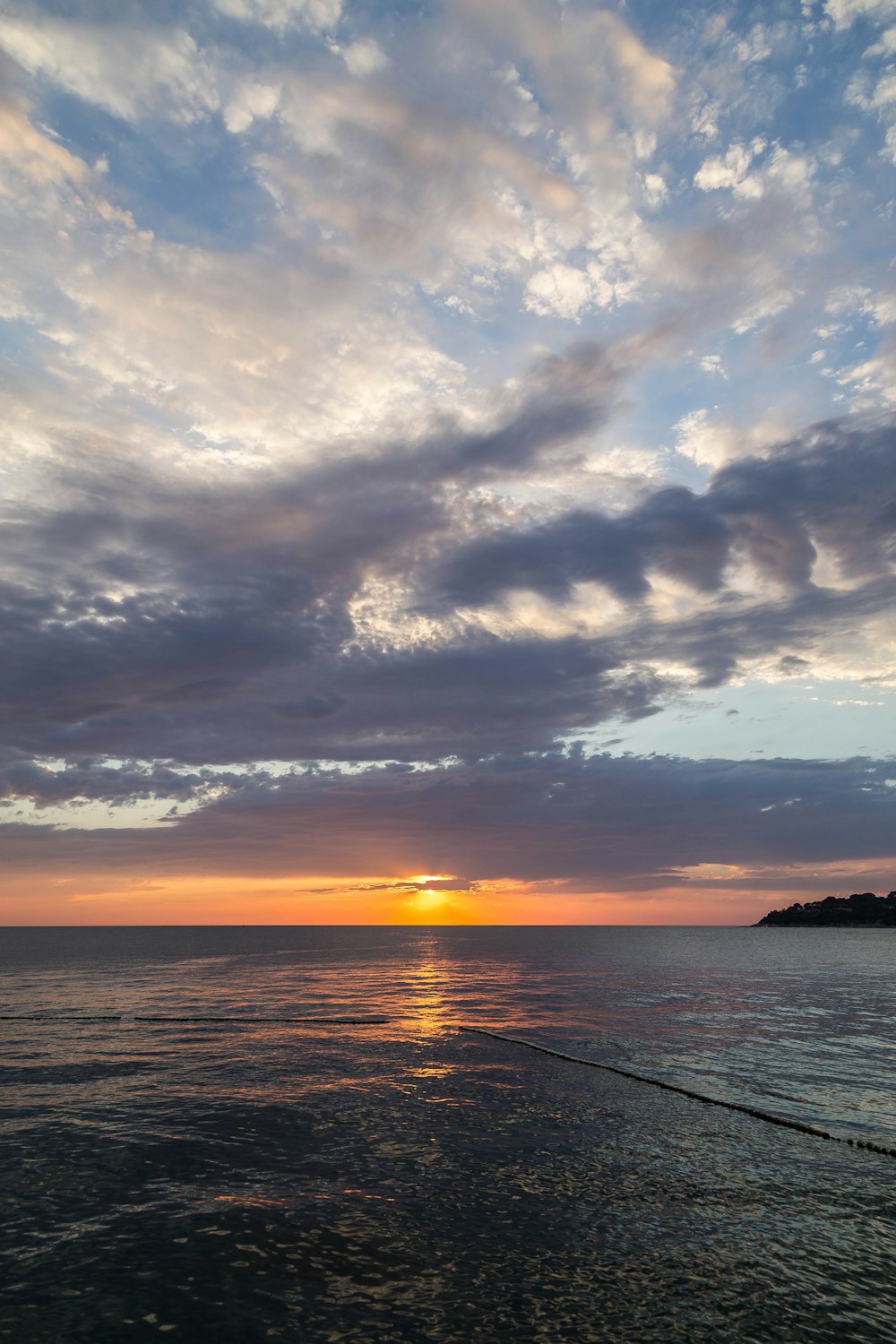 Una puesta de sol sobre un cuerpo de agua