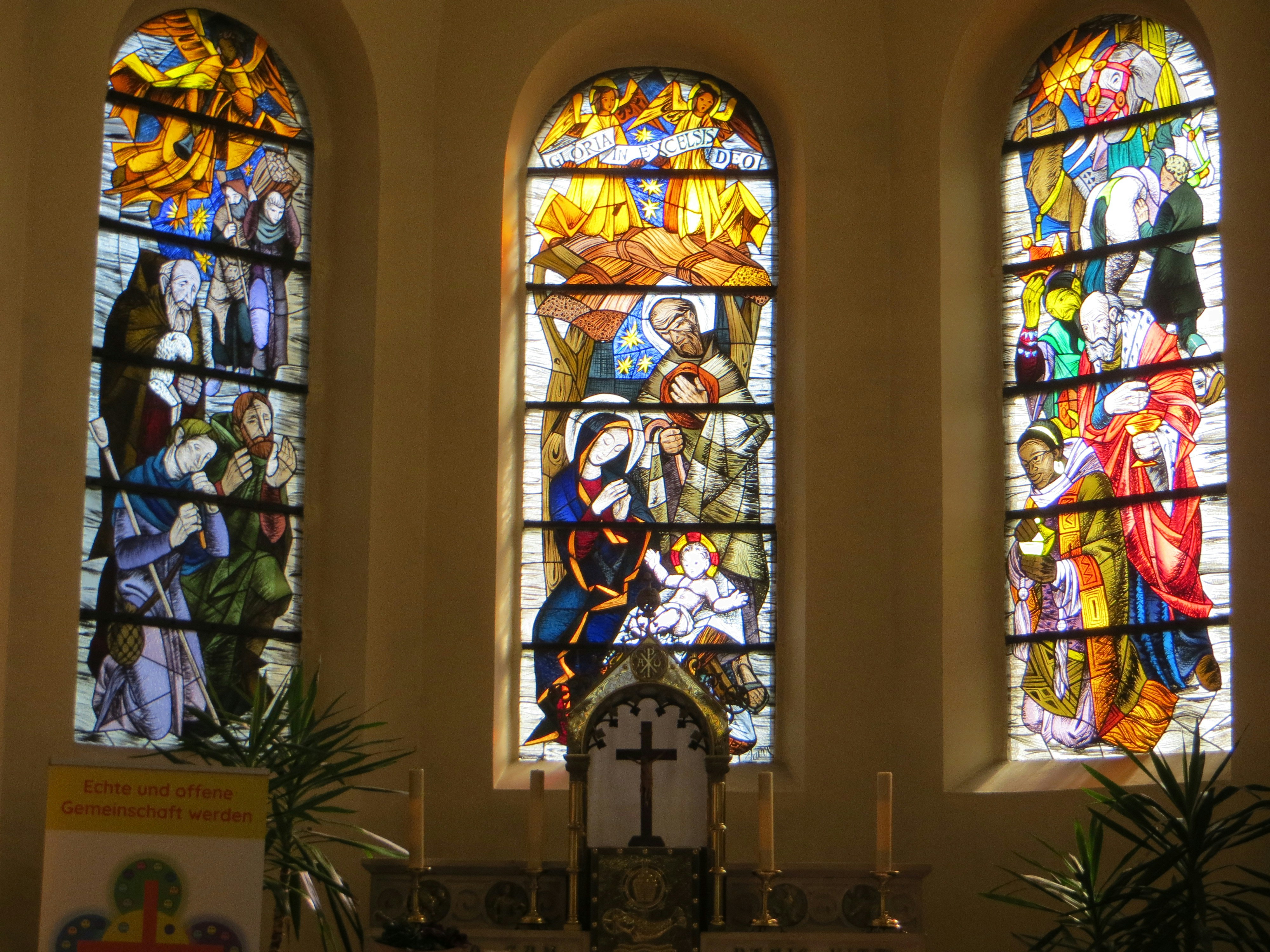 Un groupe de vitraux