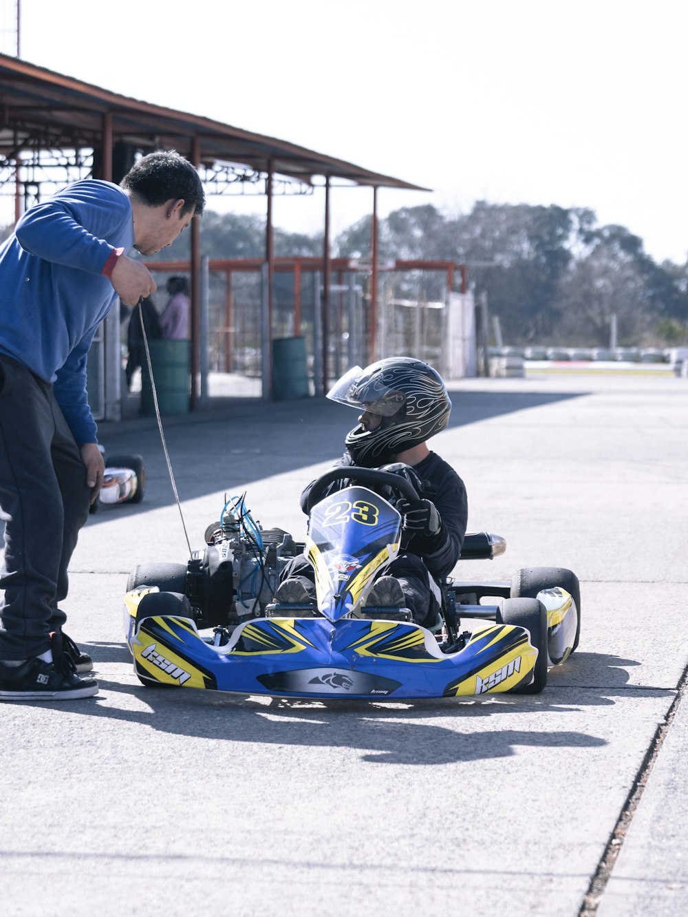 Un hombre y un niño en un kart