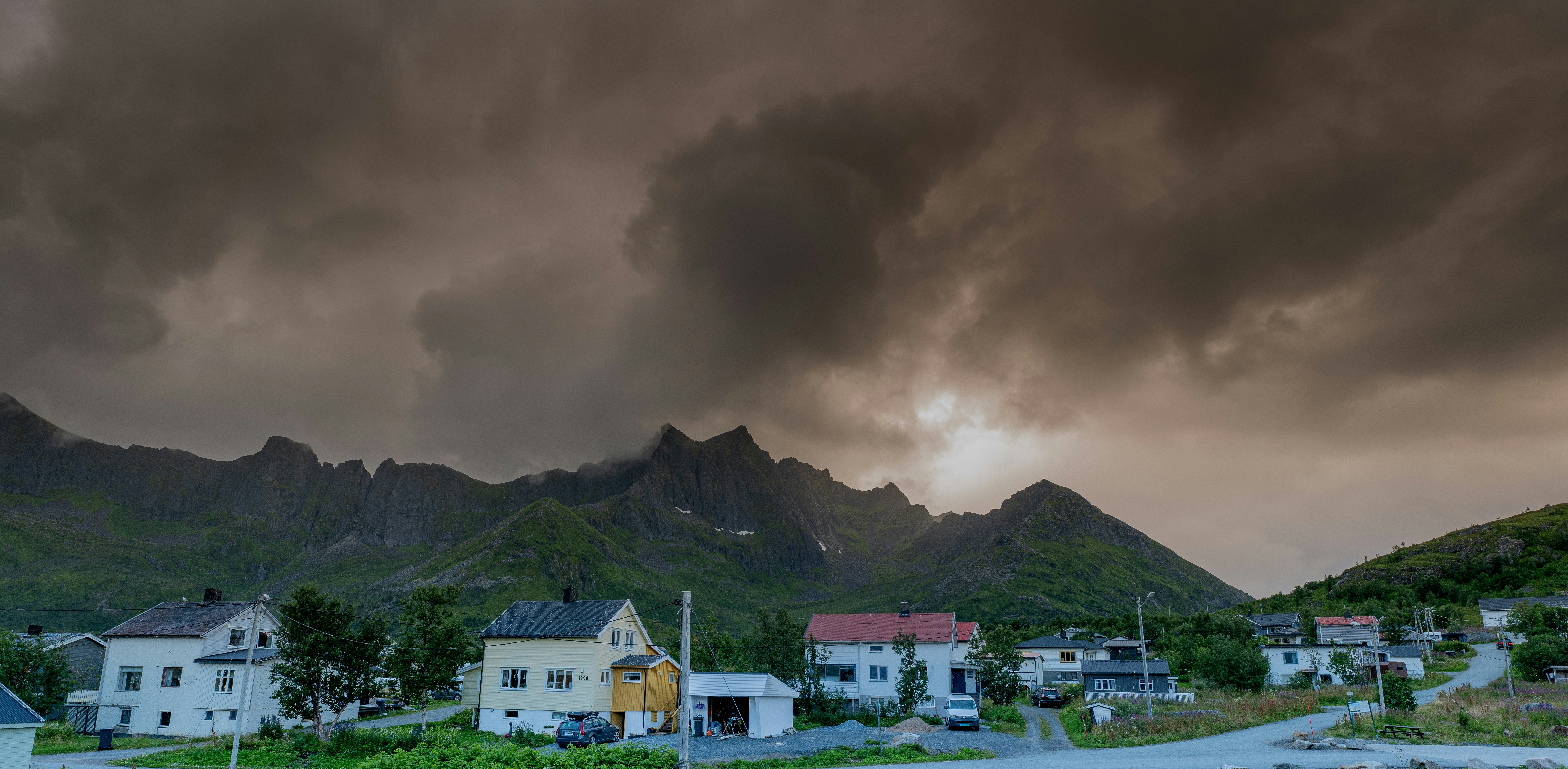 Ein Regenbogen über einer Stadt