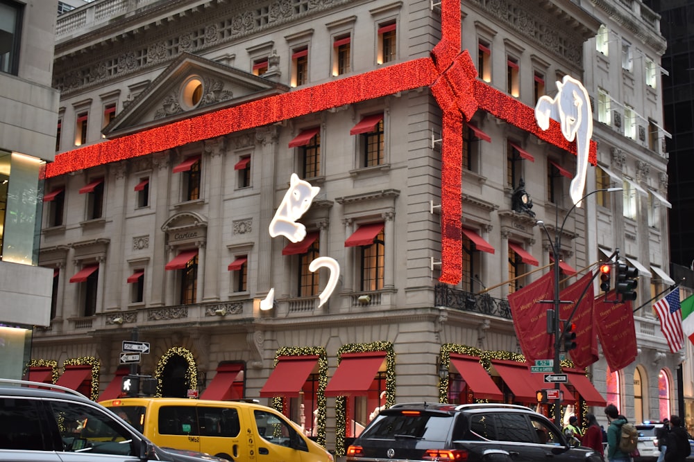 Un gran edificio con techo rojo