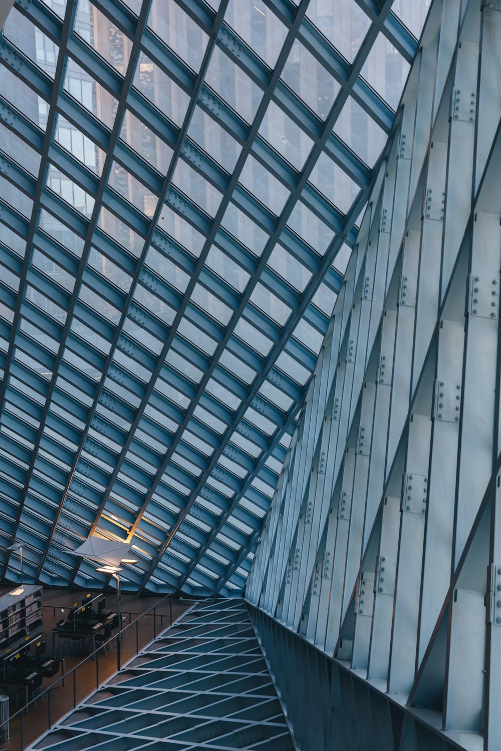 Un grand bâtiment avec des fenêtres en verre