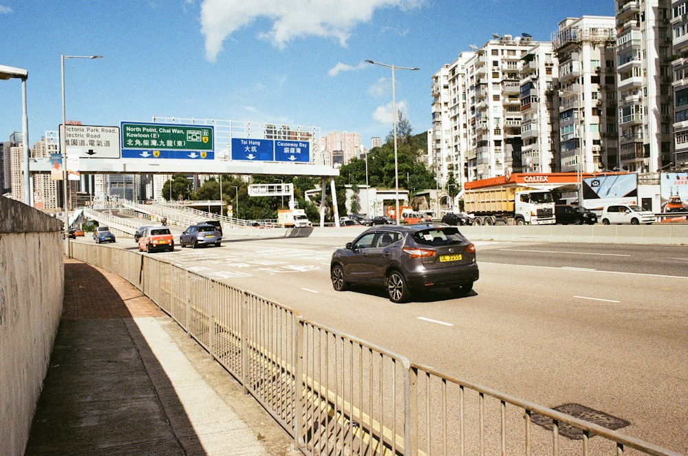 une voiture roulant sur une route