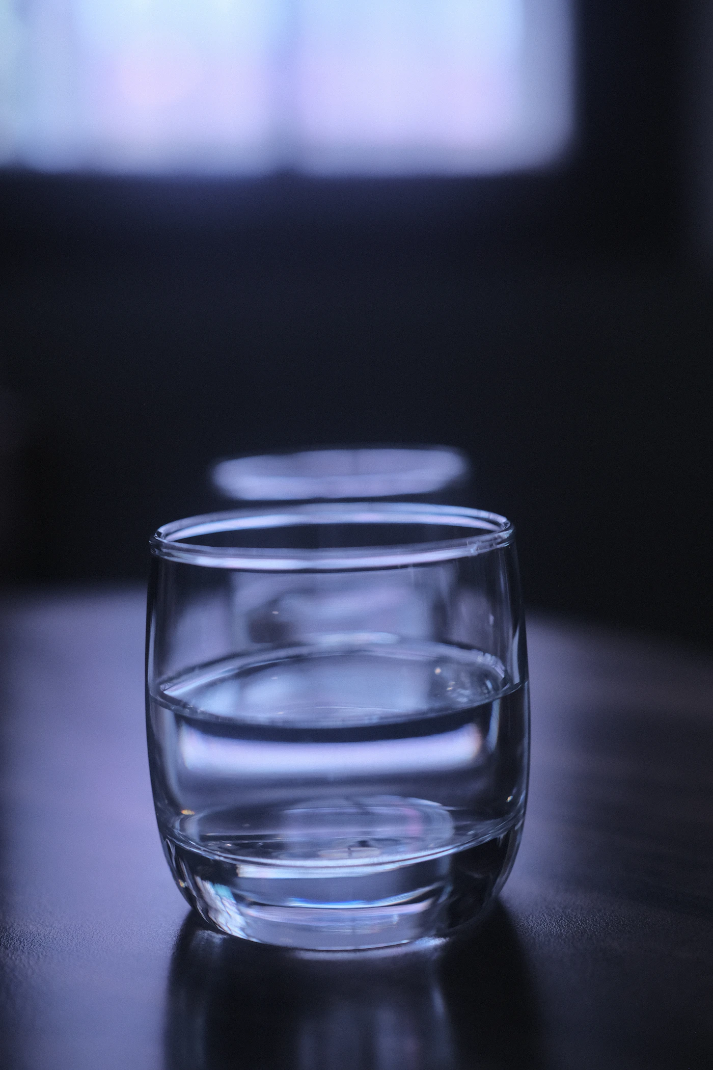 Glas Wasser als Symbol für kleine Schlucke bei Übelkeit nach dem Rauchstopp