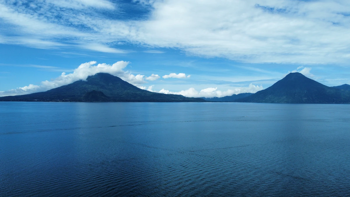 Vista aérea de los volcanes y la orilla del Lago de Atitlán, Guatemala