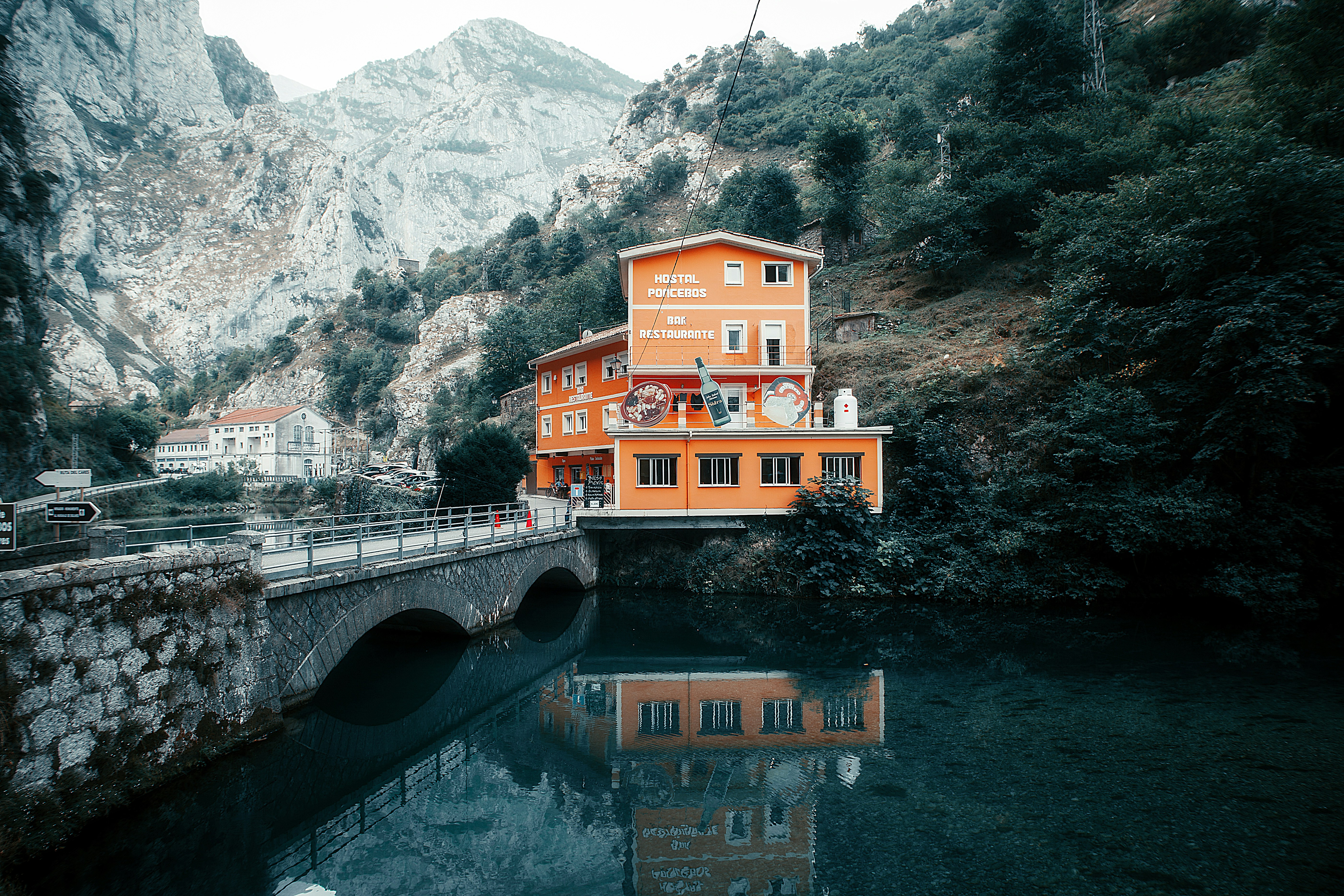 Ein Gebäude auf einer Brücke über Wasser