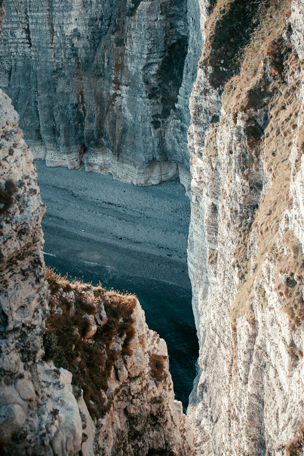Un río entre acantilados rocosos