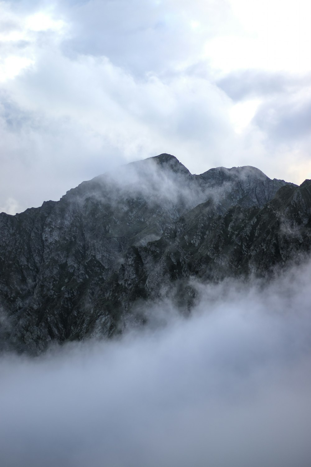 眼下に雲がある山