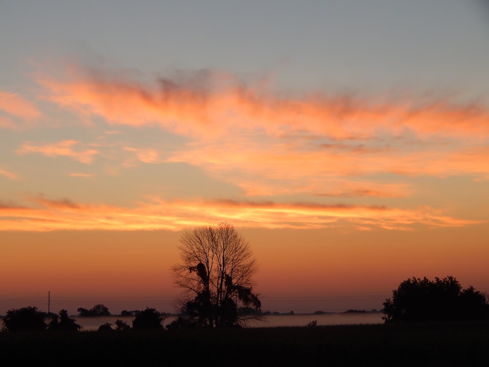 un coucher de soleil sur un lac