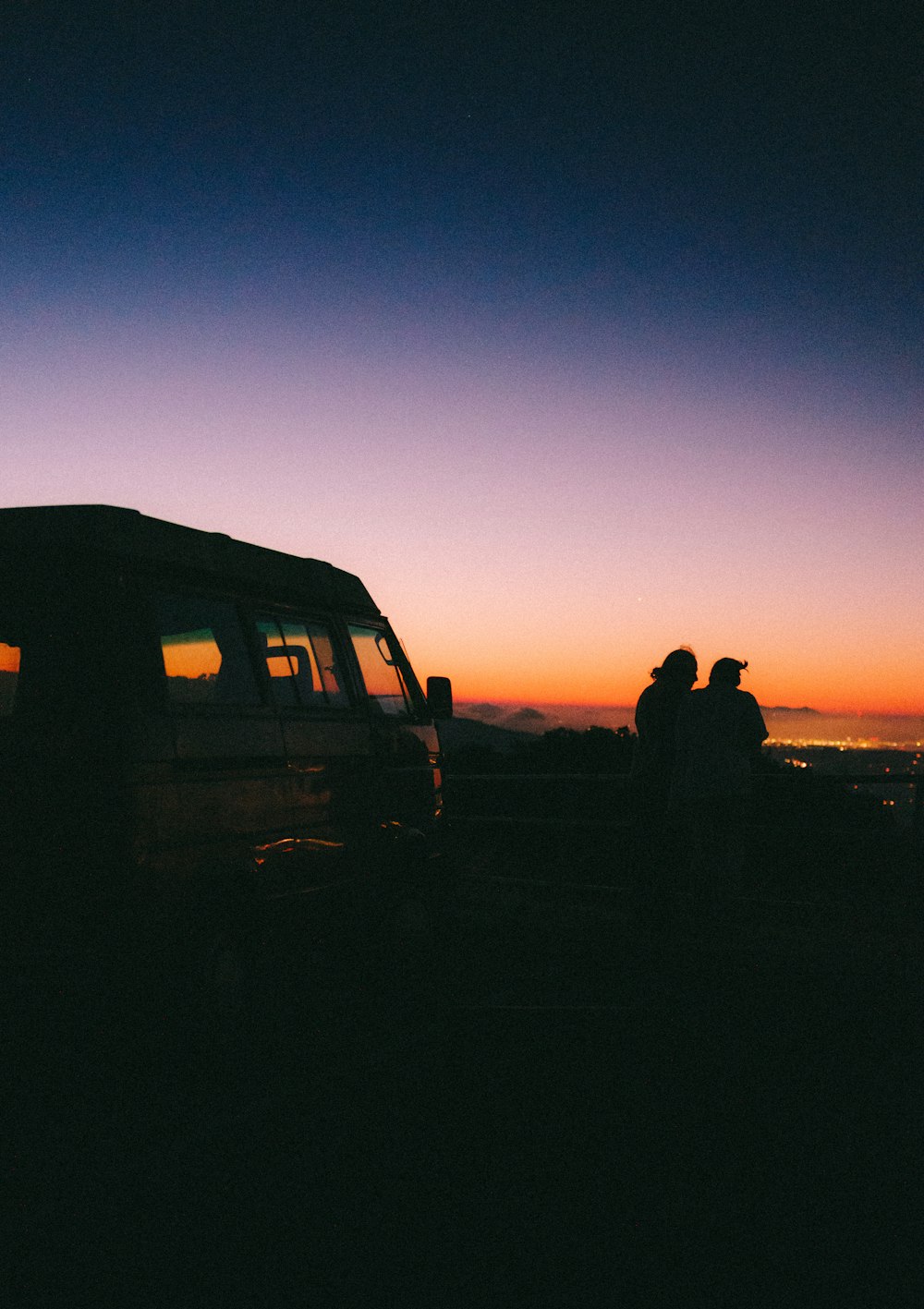 Un camión estacionado frente a una puesta de sol
