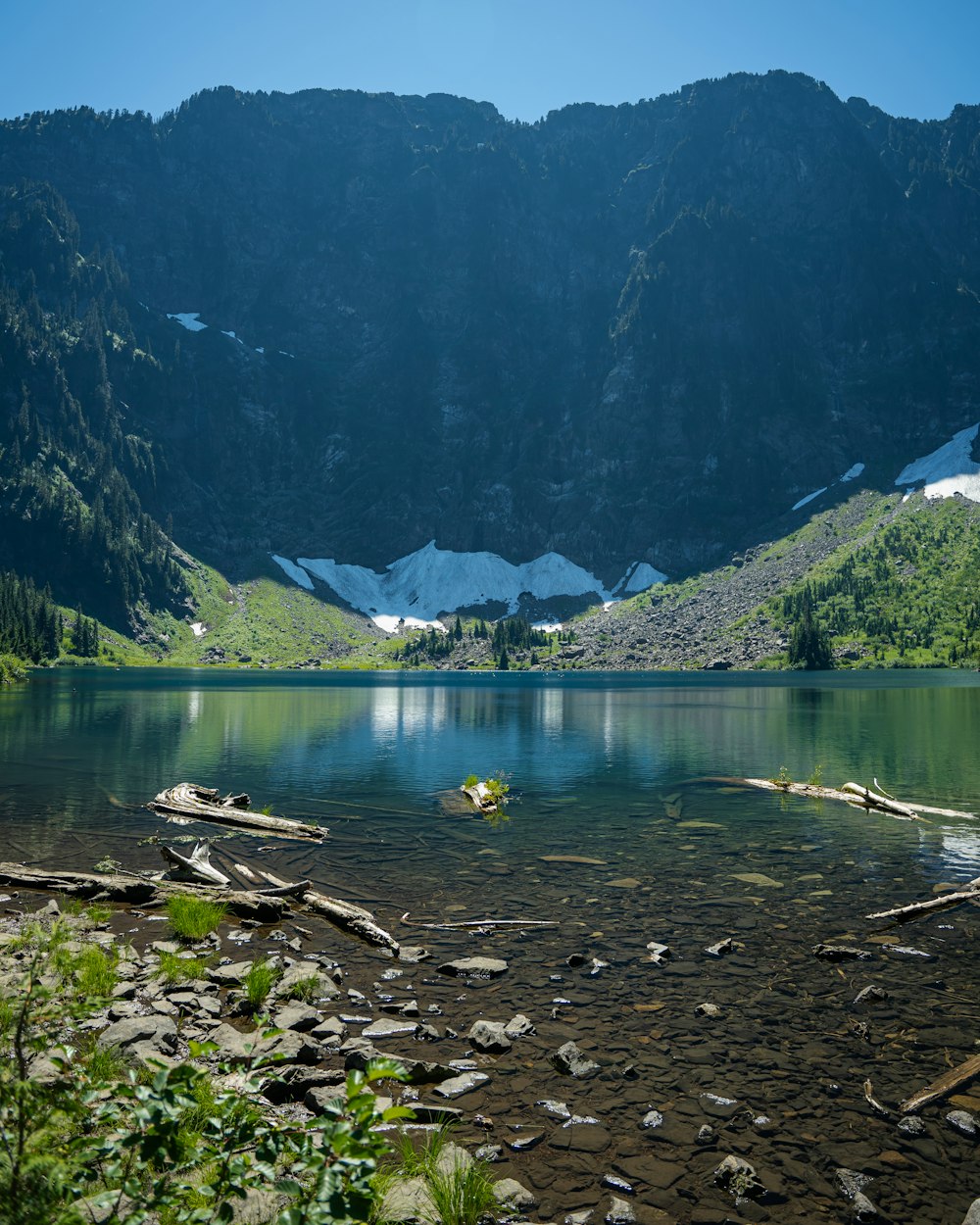 um lago com montanhas no fundo