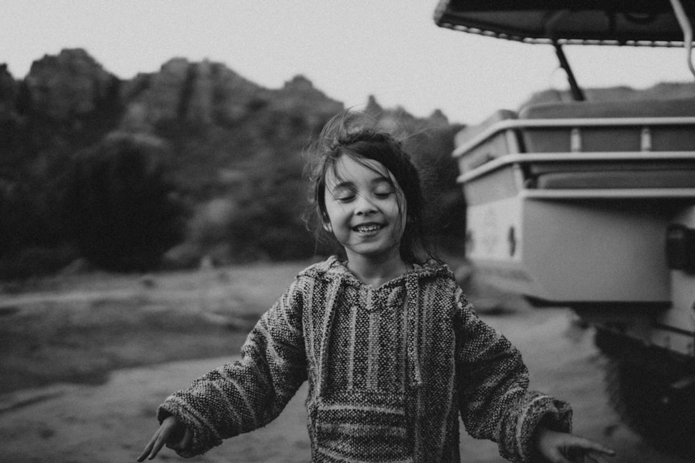 uma pessoa sorrindo com um barco no fundo