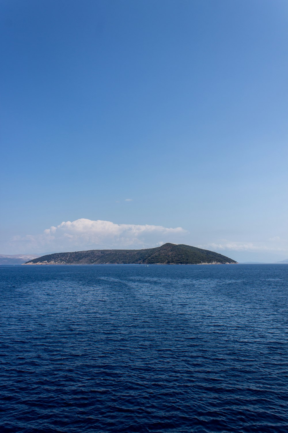 a large island in the middle of a body of water