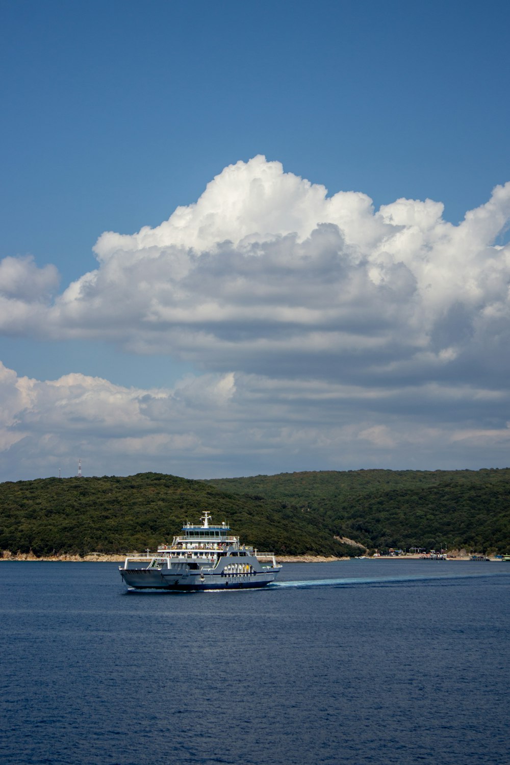 Ein Boot auf dem Wasser