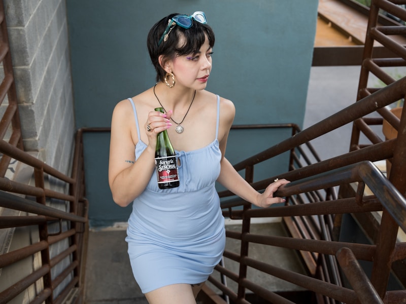 Mujer con botella de vino en fiesta