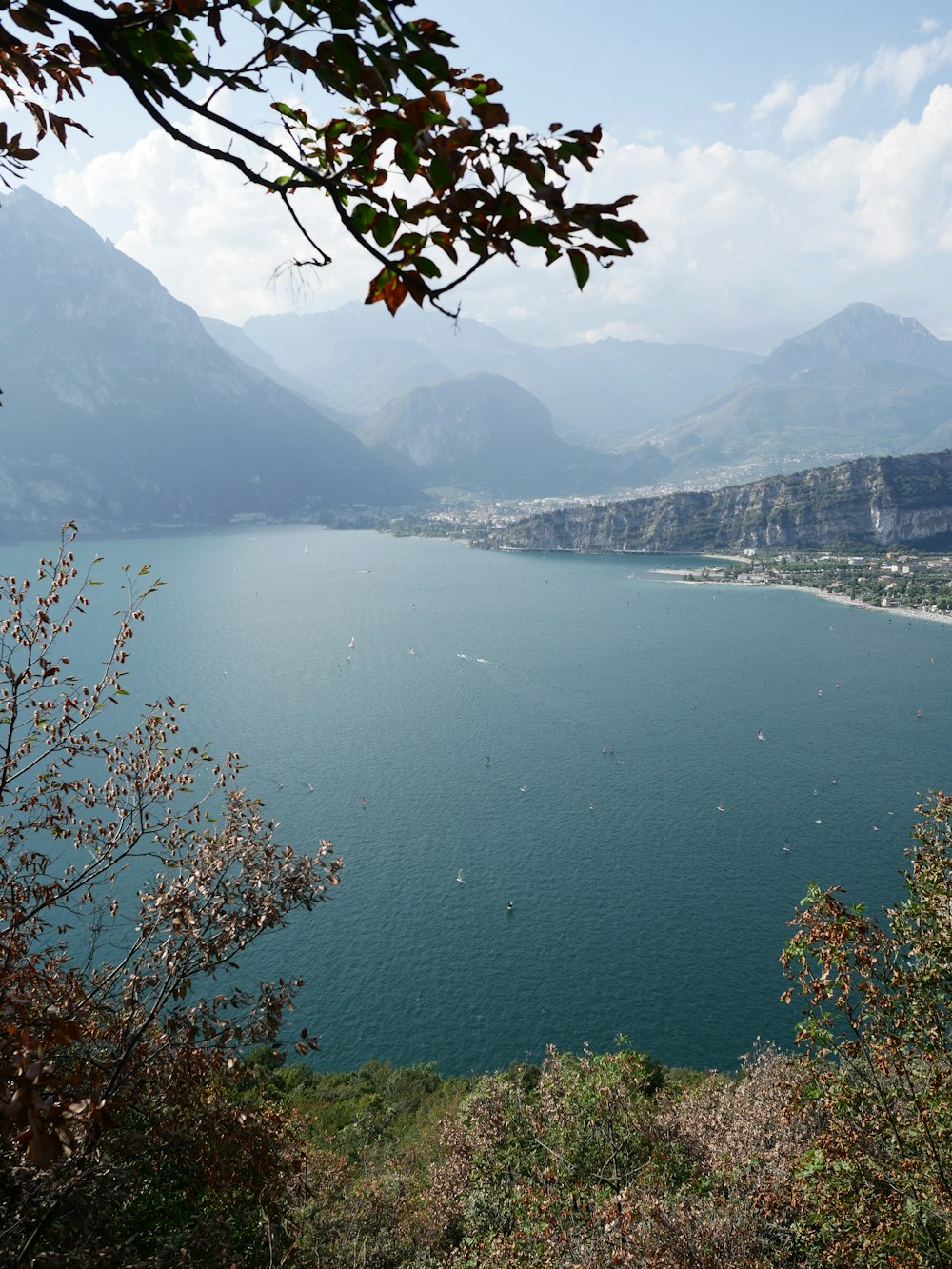 uno specchio d'acqua circondato da montagne