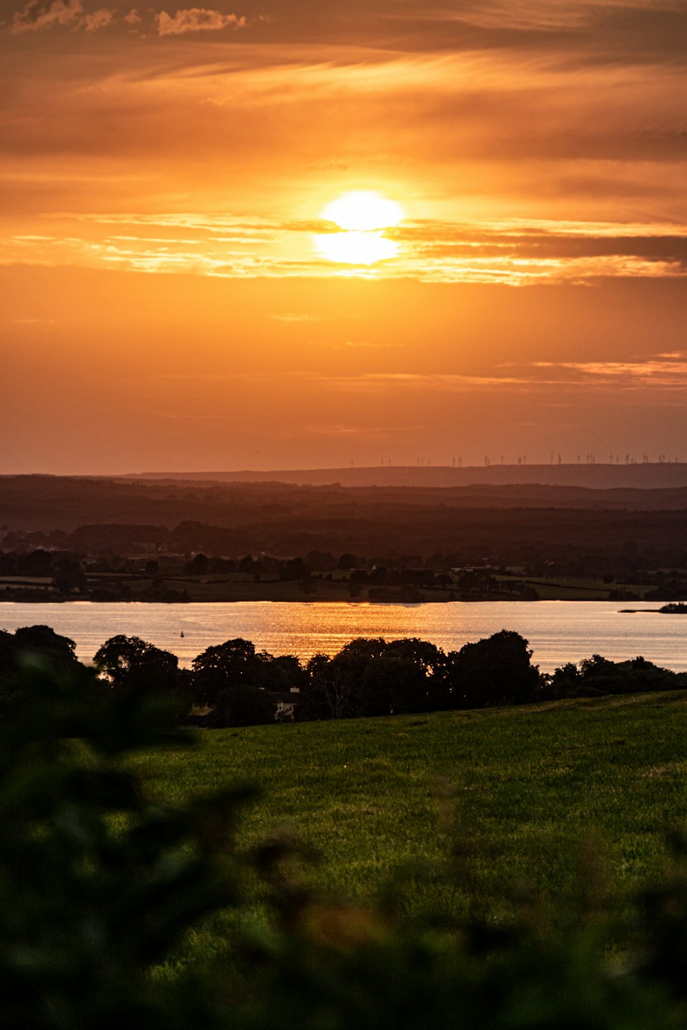 un coucher de soleil sur un lac