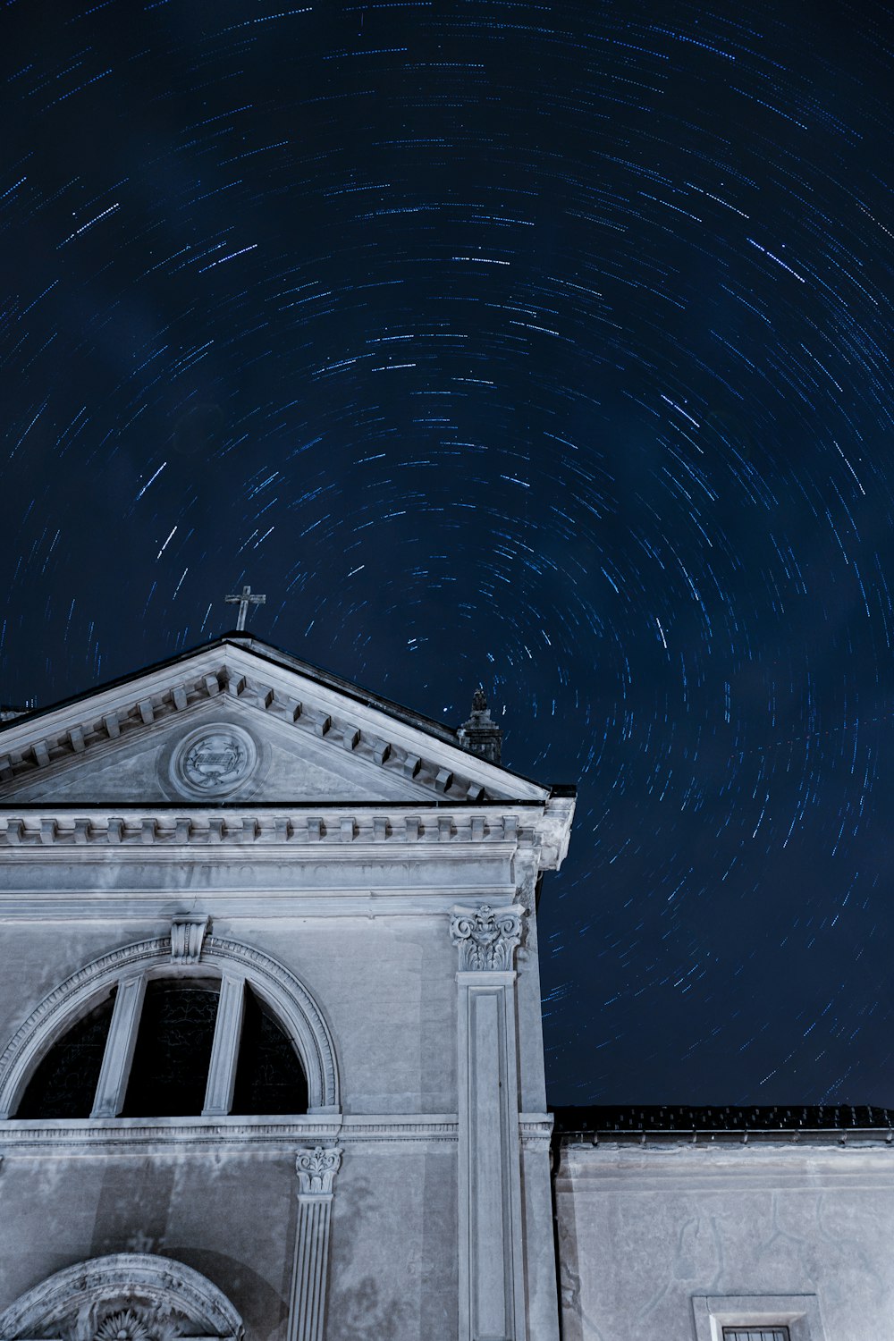 Un edificio con una estrella en el cielo