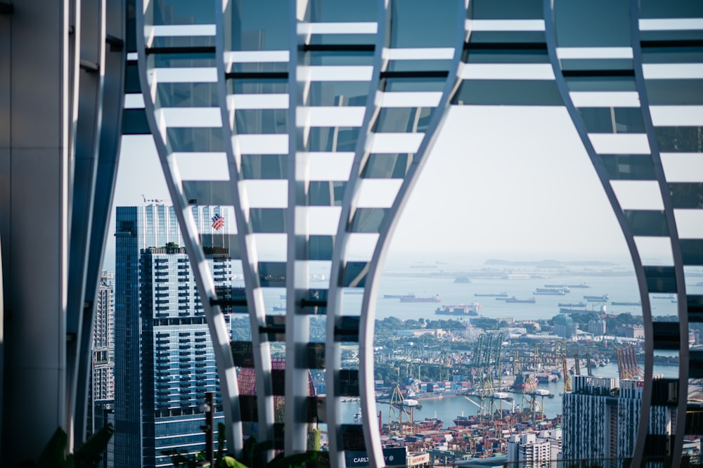 une vue d’une ville depuis un grand immeuble