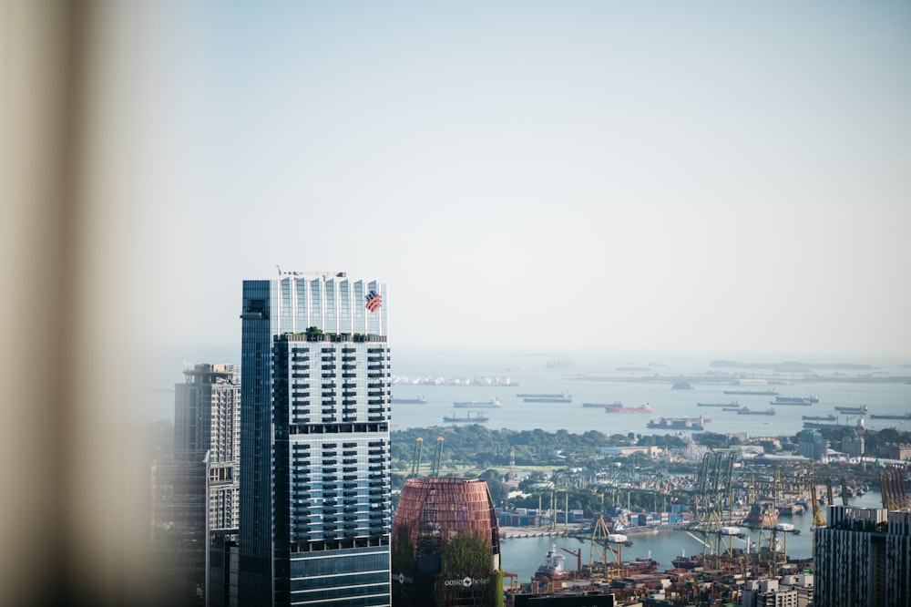 Eine Stadt mit hohen Gebäuden