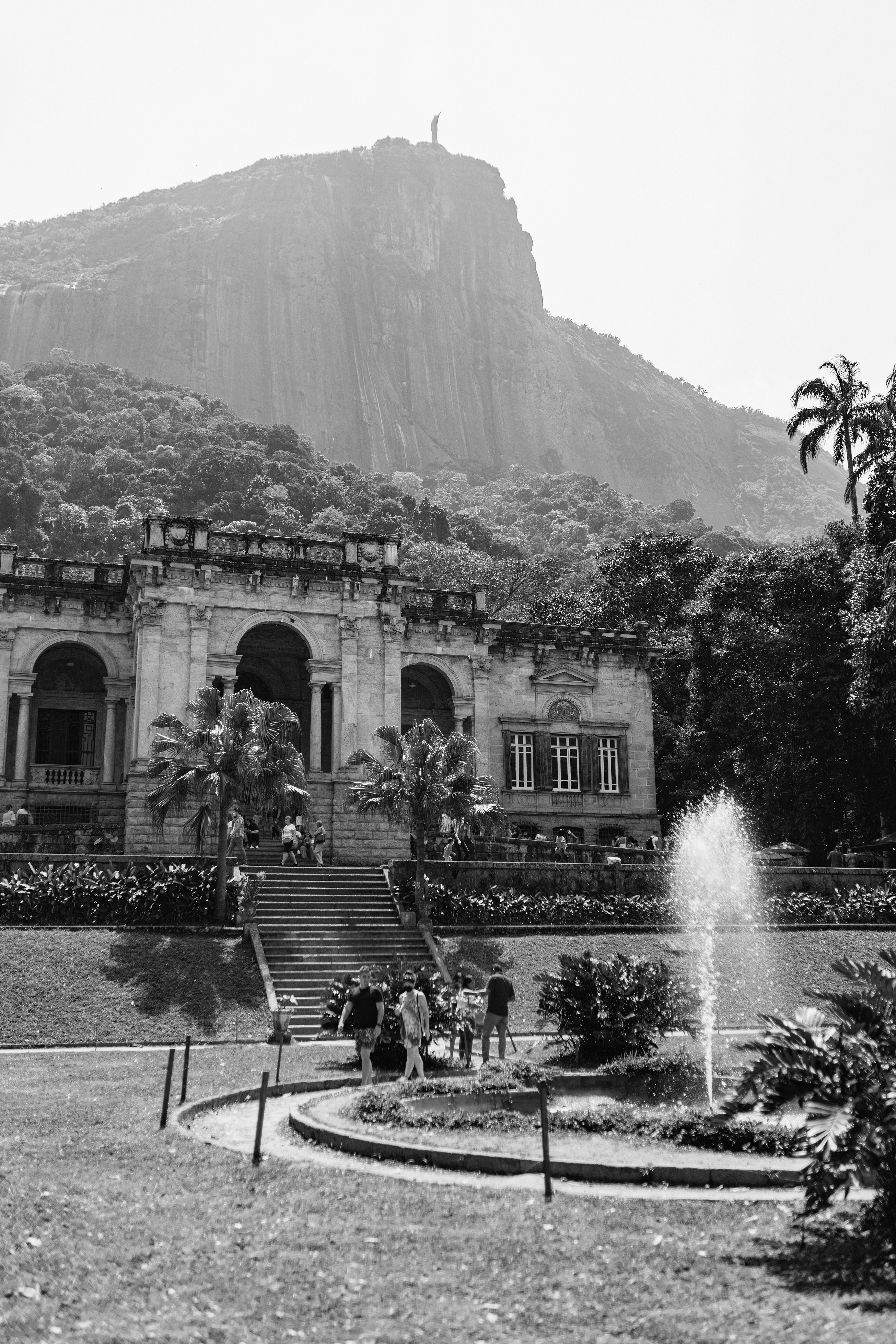 Eine Gruppe von Personen außerhalb eines Gebäudes