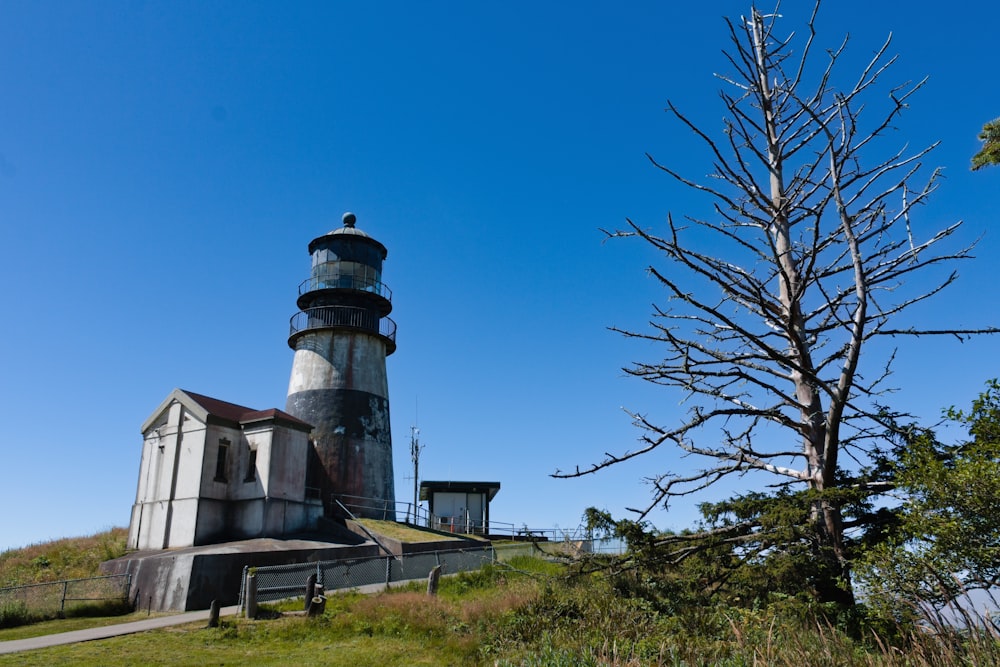 Un phare sur une colline