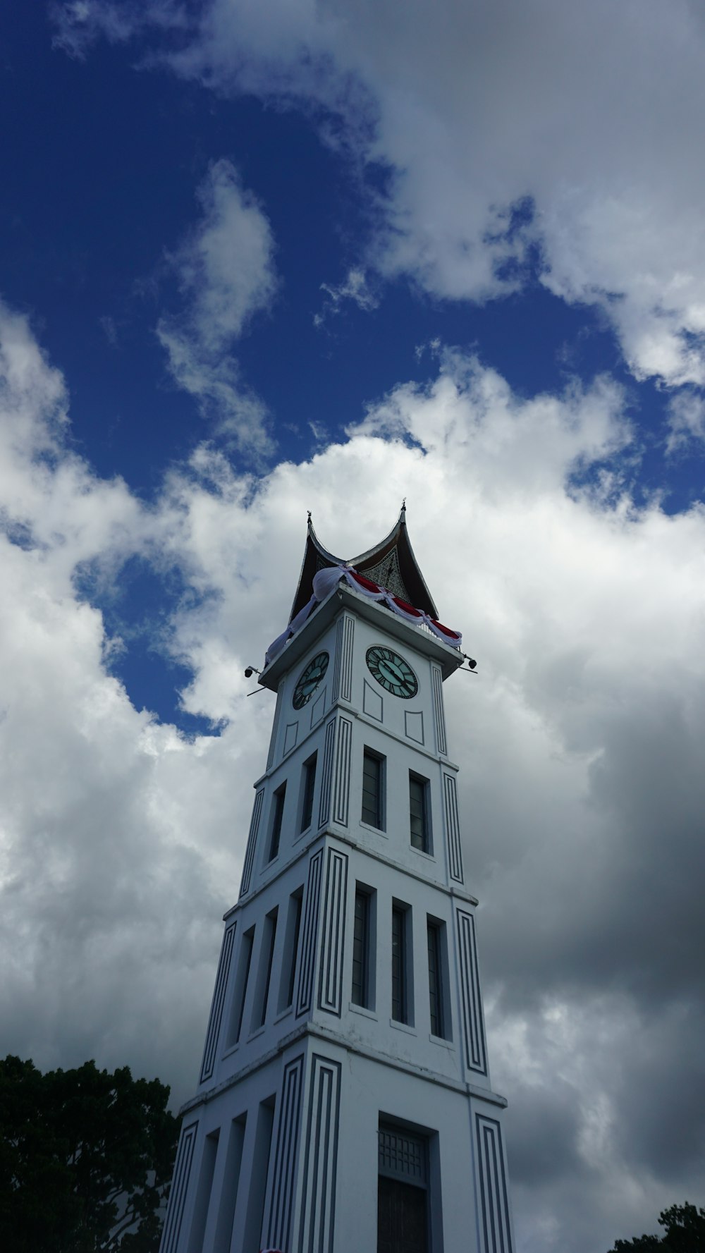 ein Glockenturm mit einer Fahne auf der Spitze