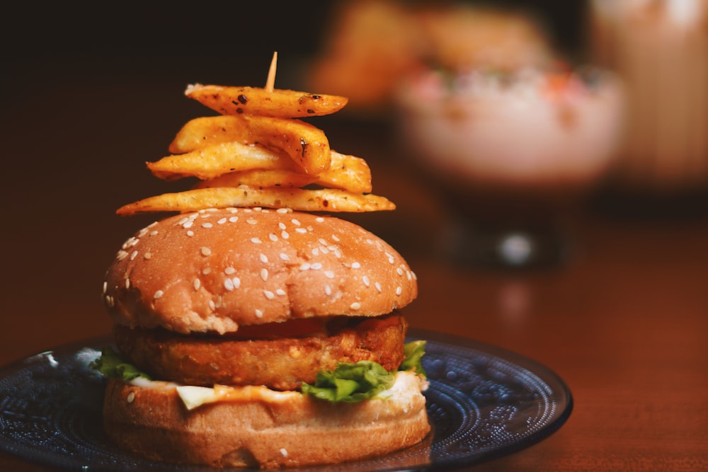 Ein Burger mit Pommes