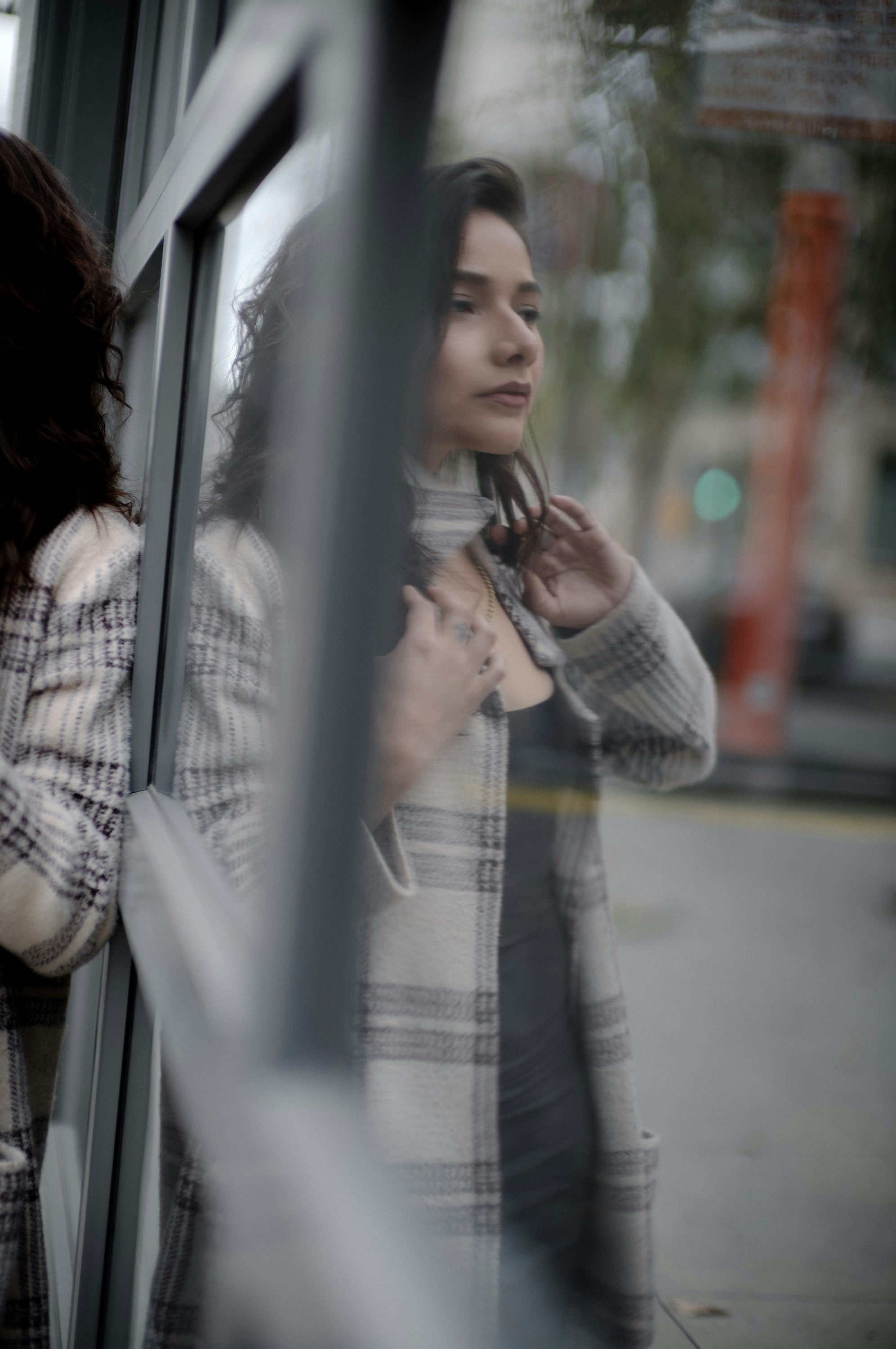 une personne qui regarde le téléphone