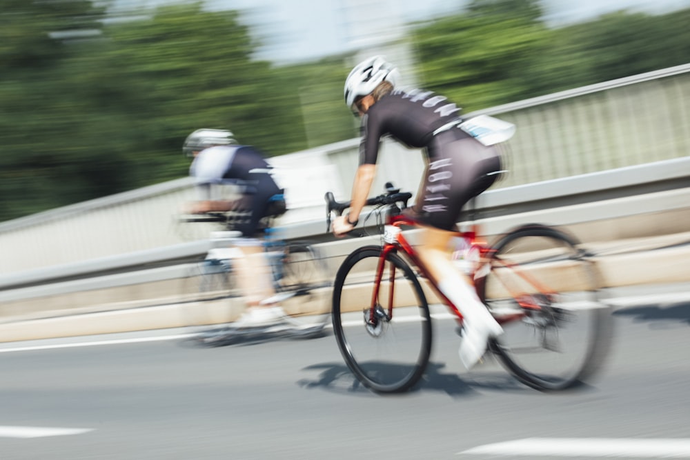 un par de personas montando en bicicleta