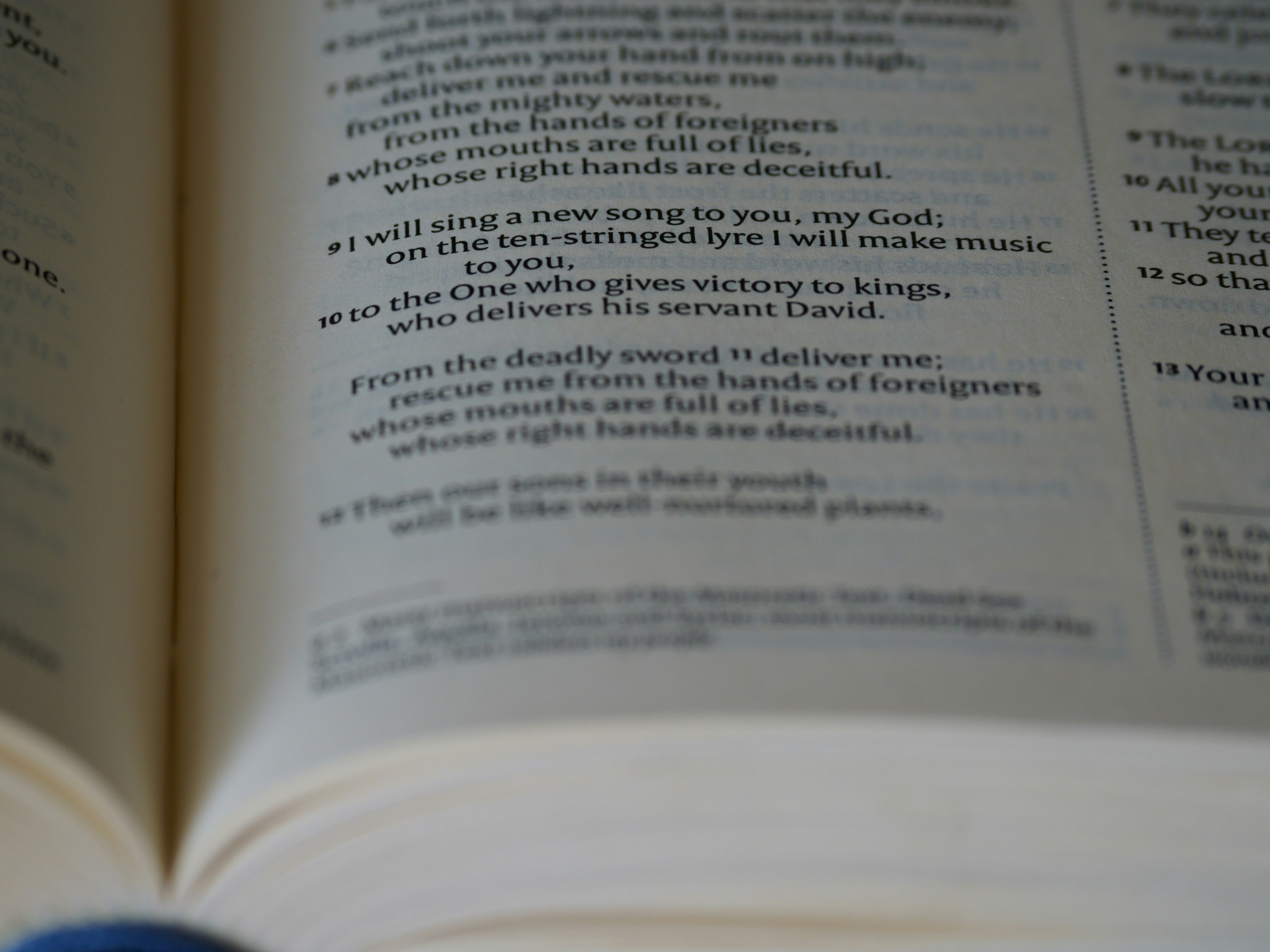 Un libro aperto mostra versetti della Scrittura stampati sulle sue pagine.