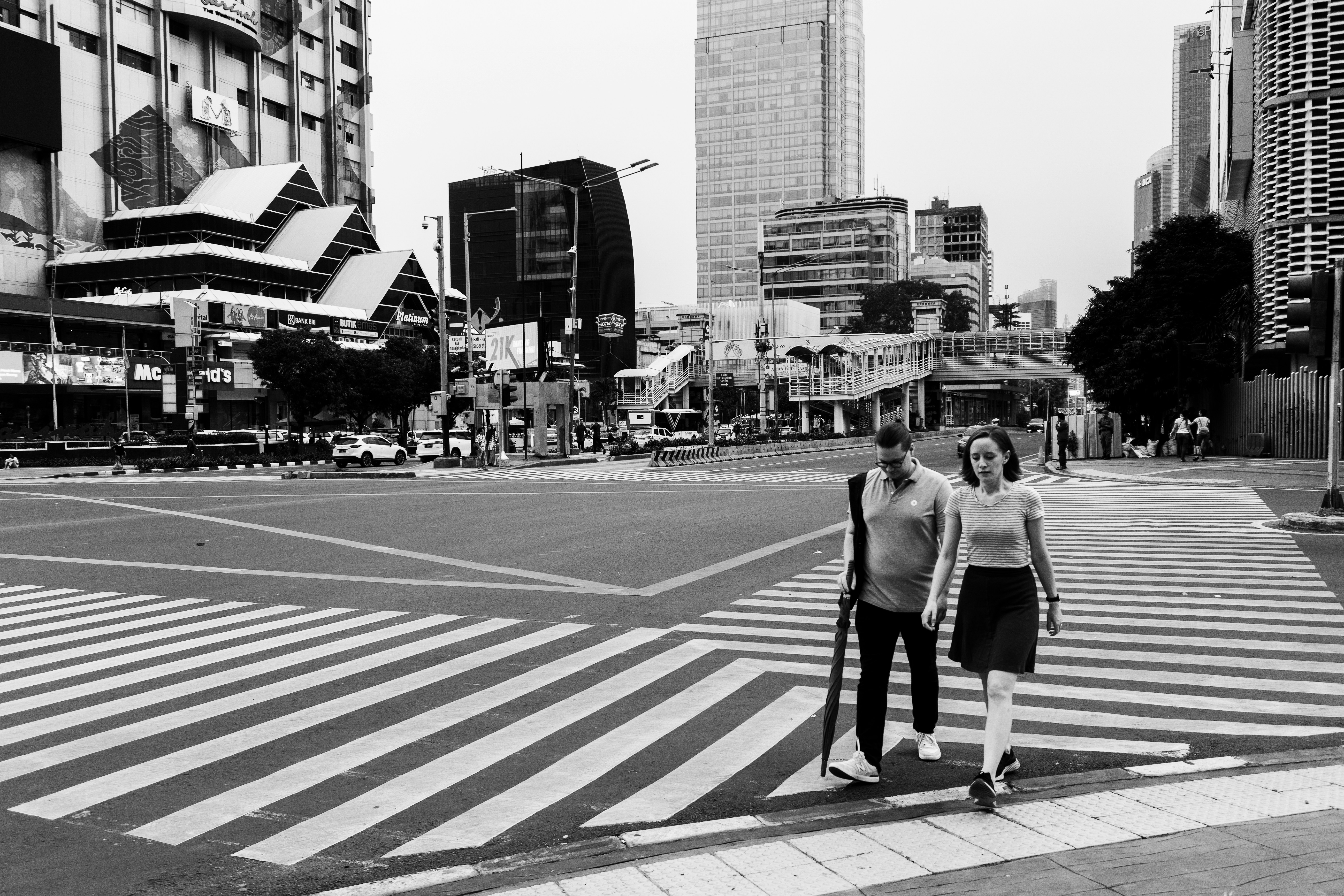 um casal atravessa uma faixa de pedestres