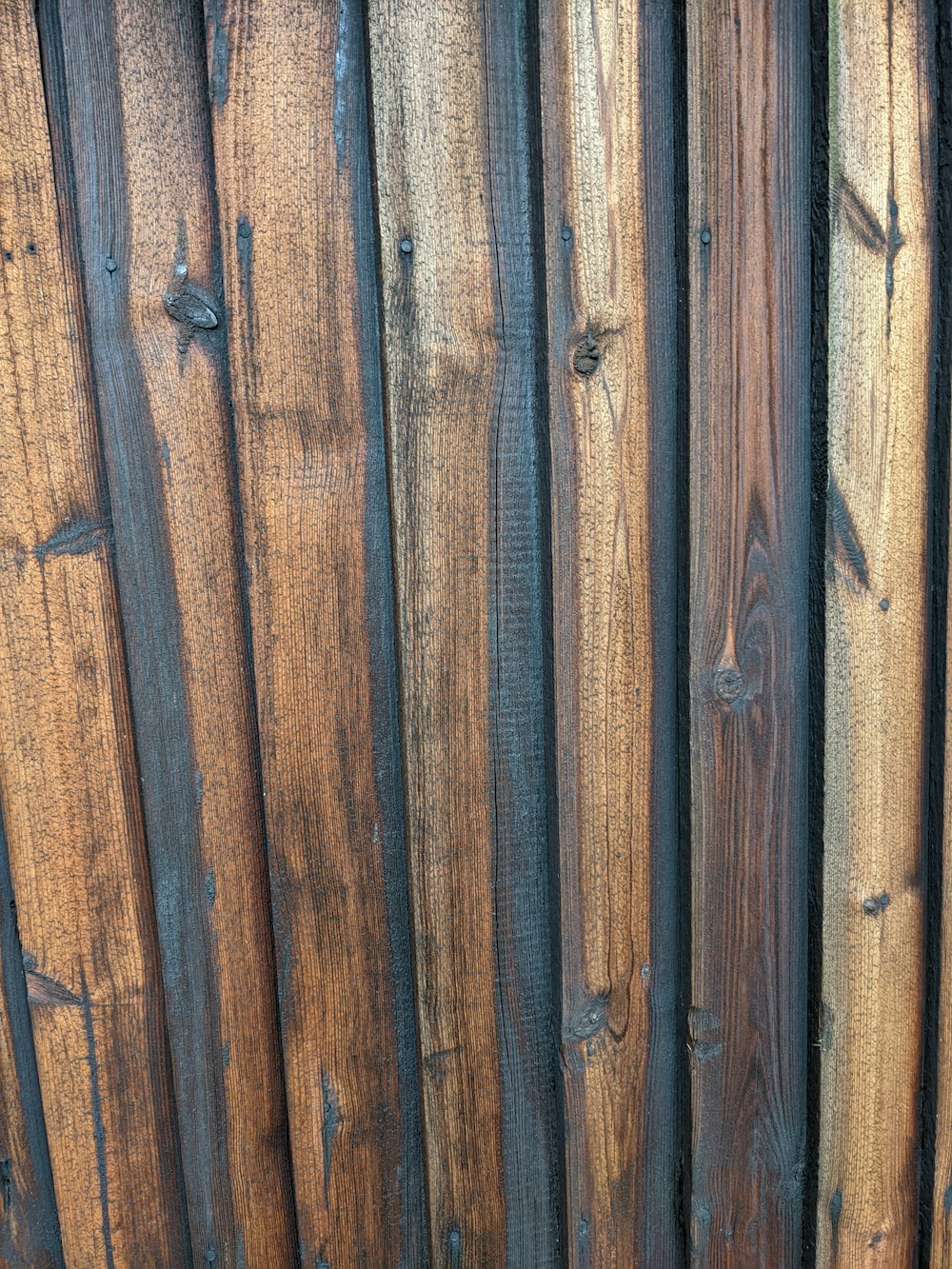 un gruppo di tavole di legno