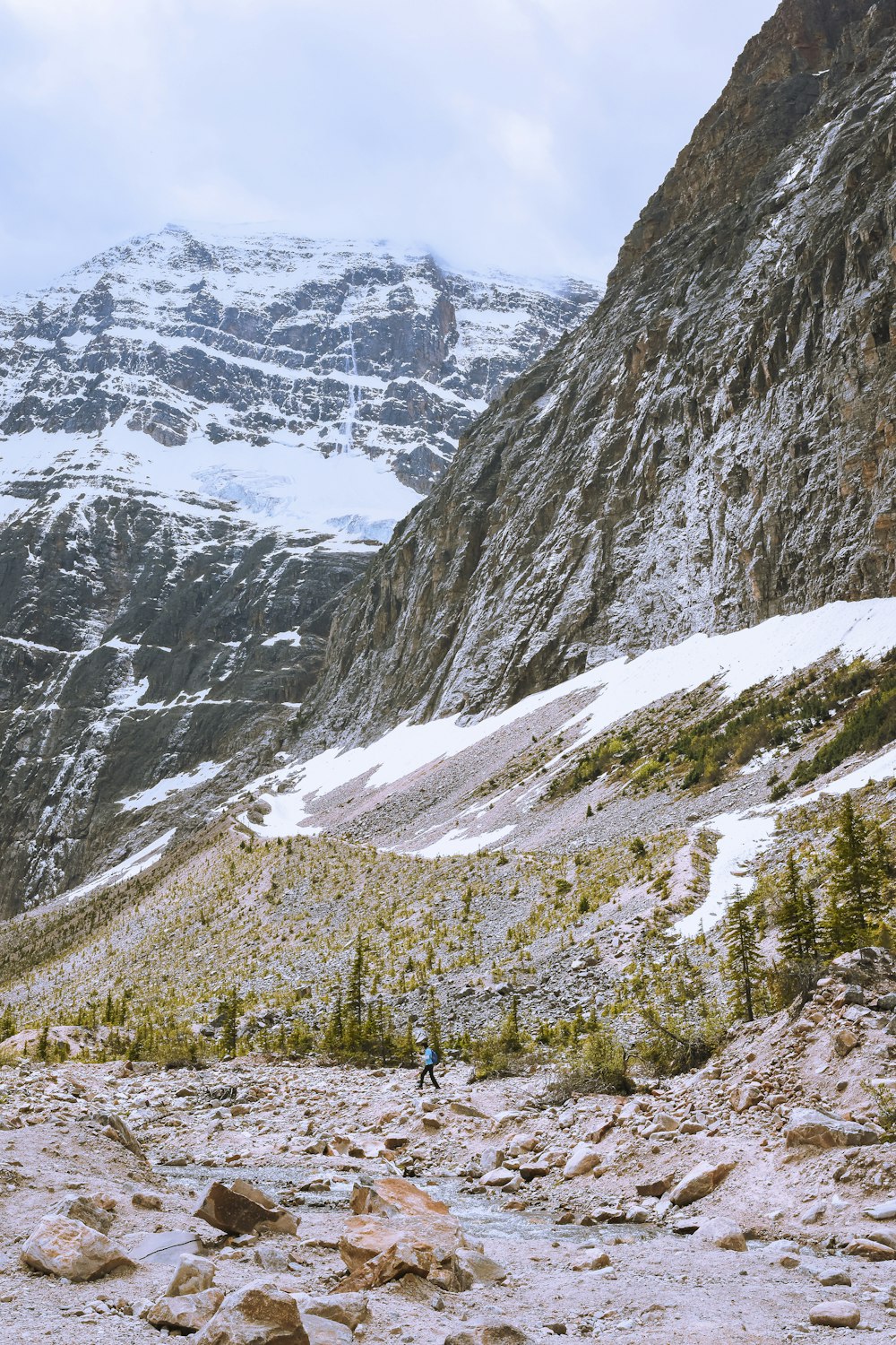 Una persona che cammina su una montagna rocciosa