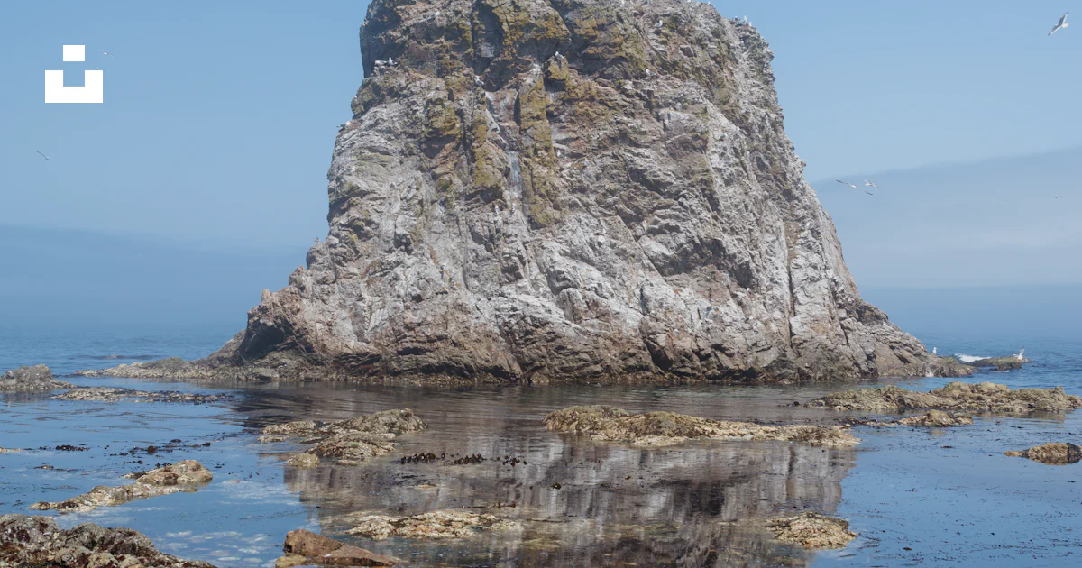 Gran Roca Foto Una gran roca en el agua – Imagen Rusia gratis en Unsplash