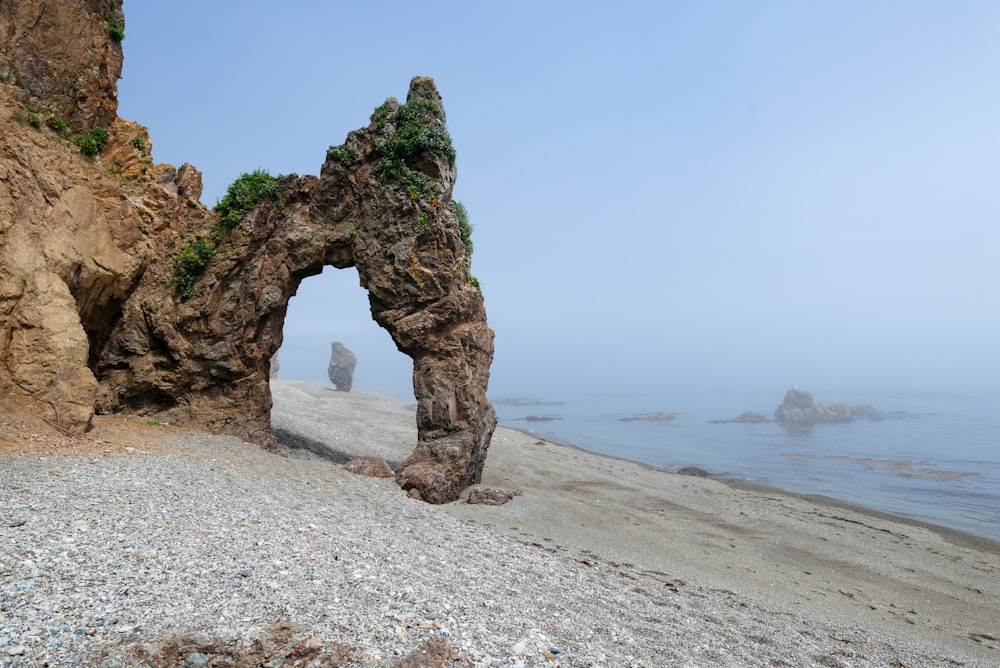 Una formación rocosa en una playa