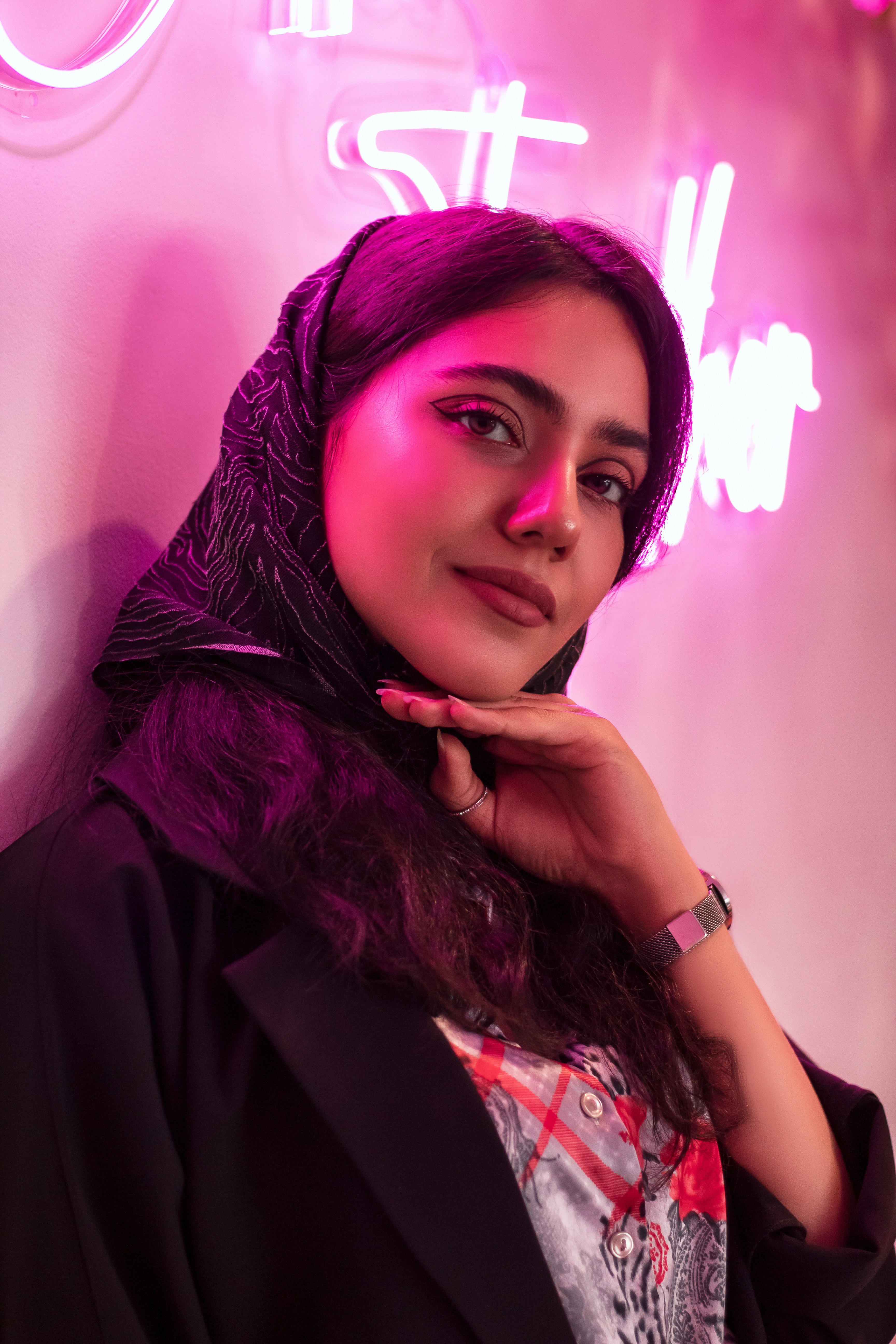 seorang wanita dengan rambut ungu