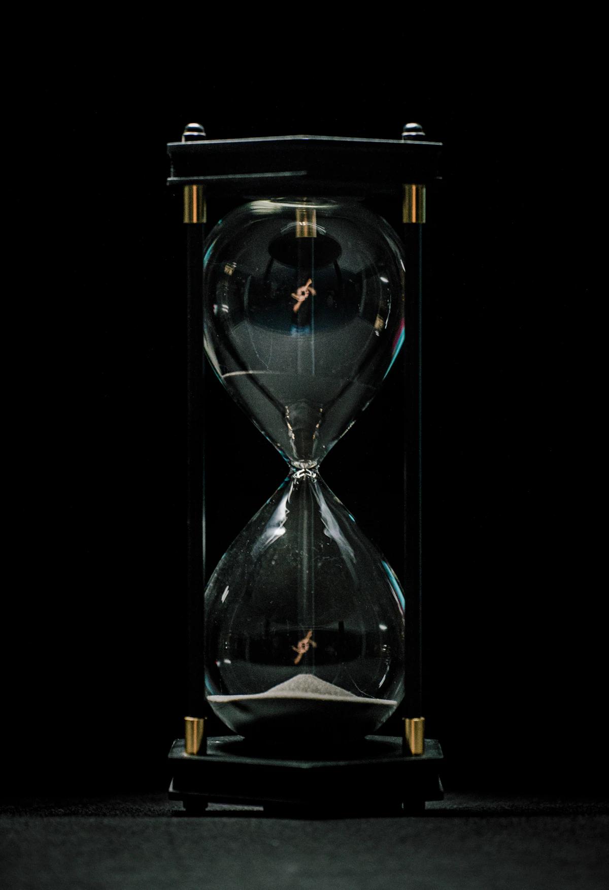 Jam pasir di latar gelap