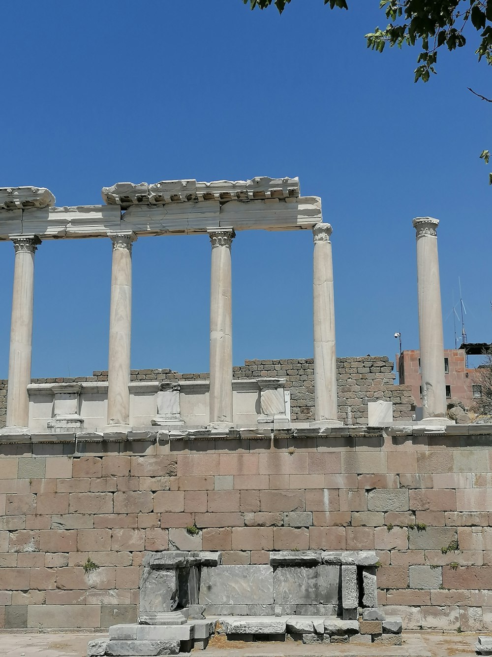 a stone wall with pillars