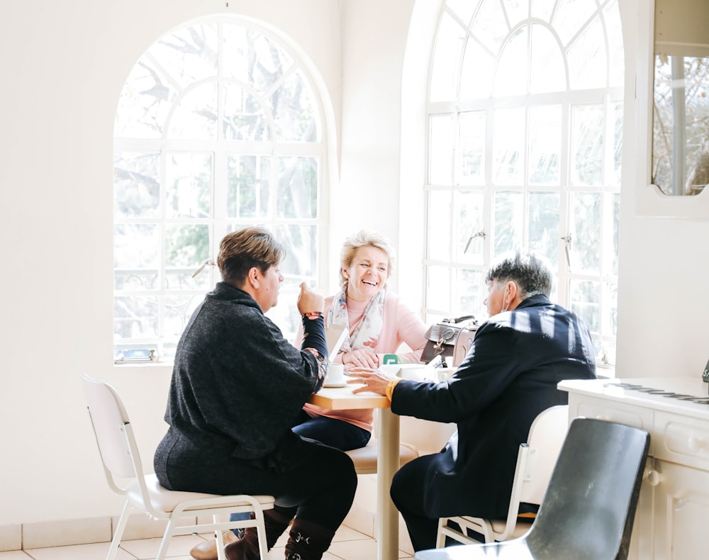 Un grupo de personas sentadas alrededor de una mesa