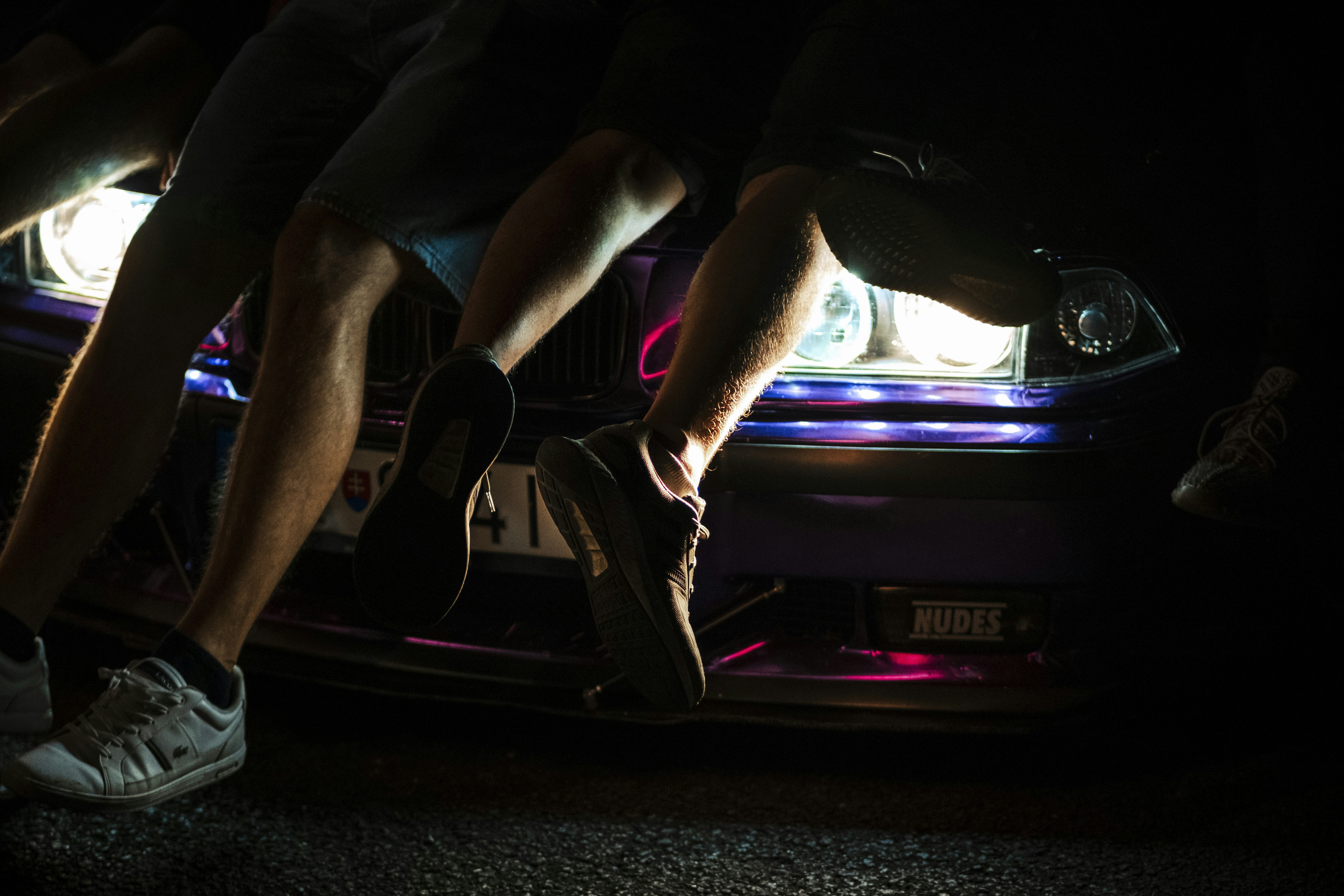 les jambes d’une personne sur une voiture