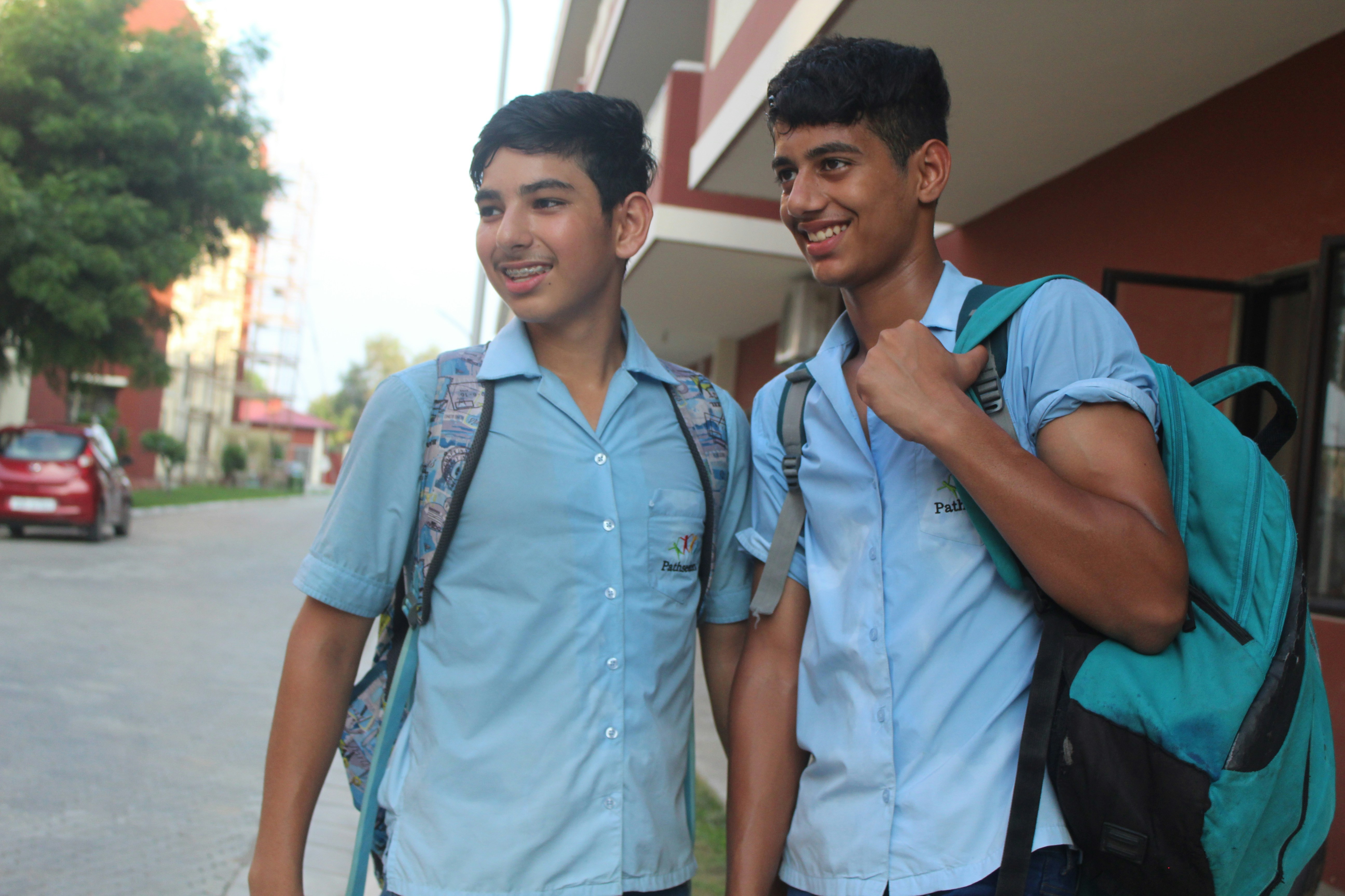 Una coppia di giovani che sorridono