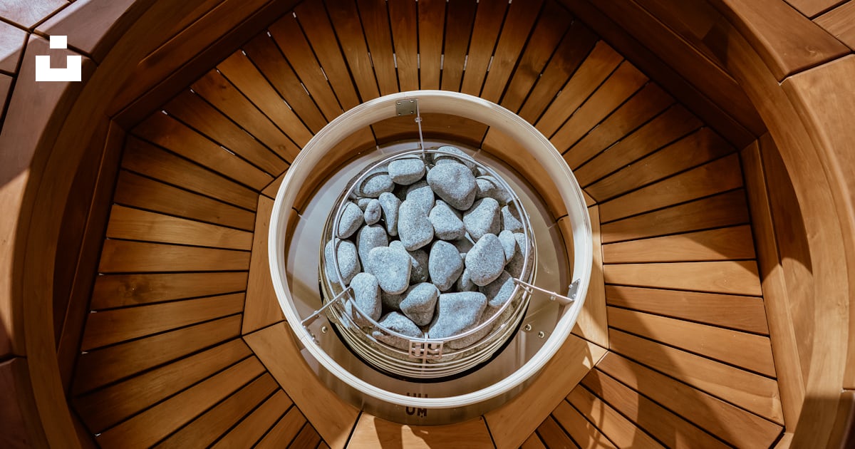 Un objet métallique rond avec un objet métallique rond dessus photo ...